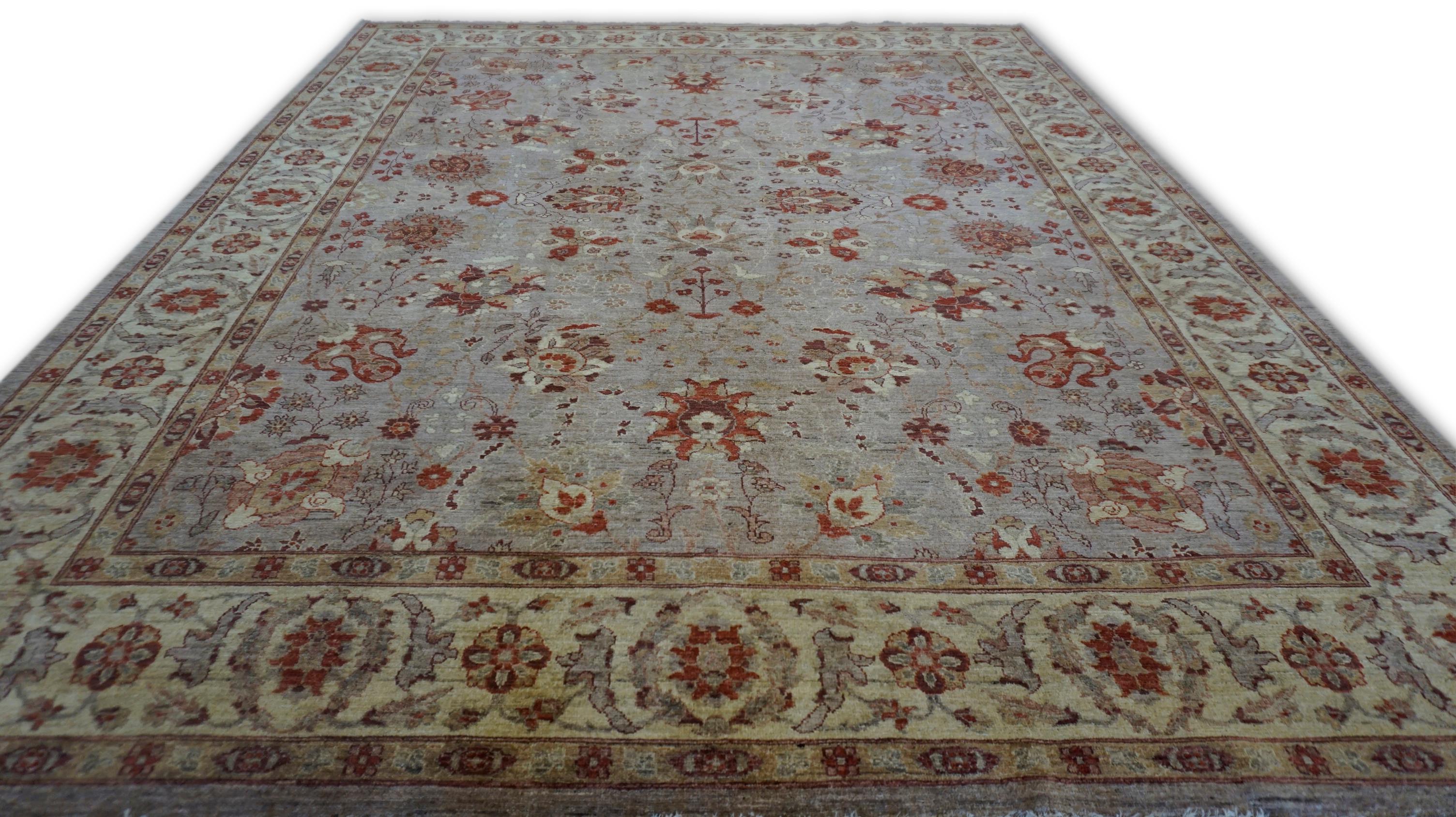 Pakistanais Tapis en laine néoclassique violet, rouille et ivoire 7'11''x10' en vente