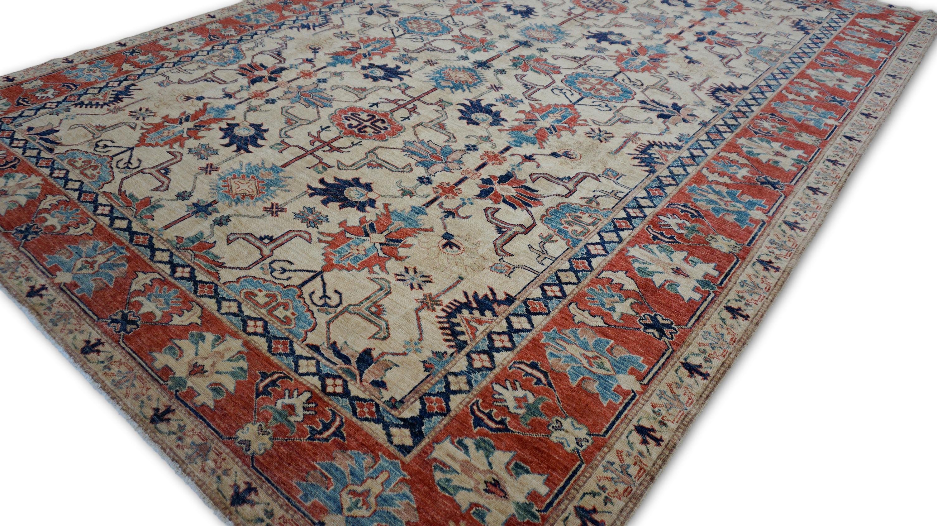 Esta elegante alfombra Oushak de lana anudada a mano capta maravillosamente la esencia de los diseños tradicionales turcos Oushak, famosos por sus sofisticados motivos florales y su elegante geometría. Tejida por expertos artesanos, la alfombra