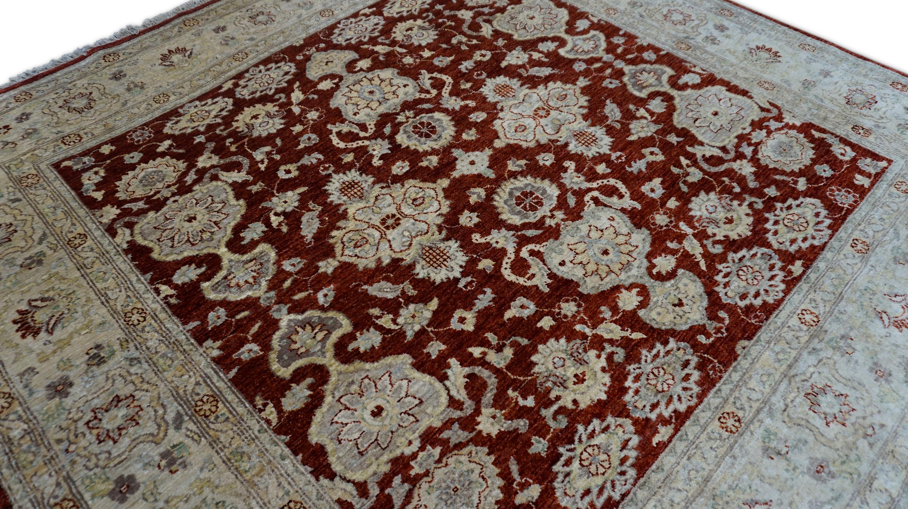 Esta exquisita alfombra de lana anudada a mano muestra un refinado diseño de Ziegler Sultanabad, famoso por su elegancia clásica y su atractivo atemporal. Elaborada con excepcional atención al detalle, la alfombra presenta un rico campo rojo