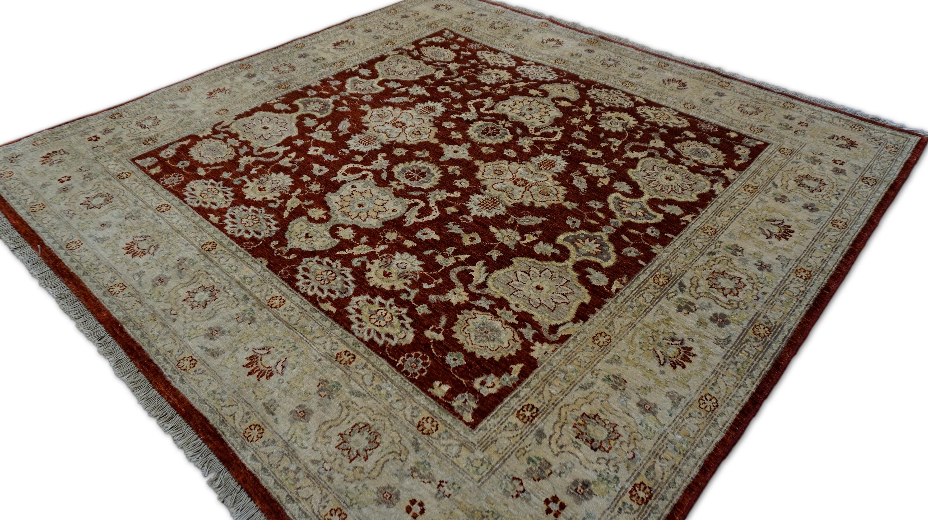 Alfombra neoclásica de lana roja con borde beige 6'8''x6'9'' Neoclásico en venta