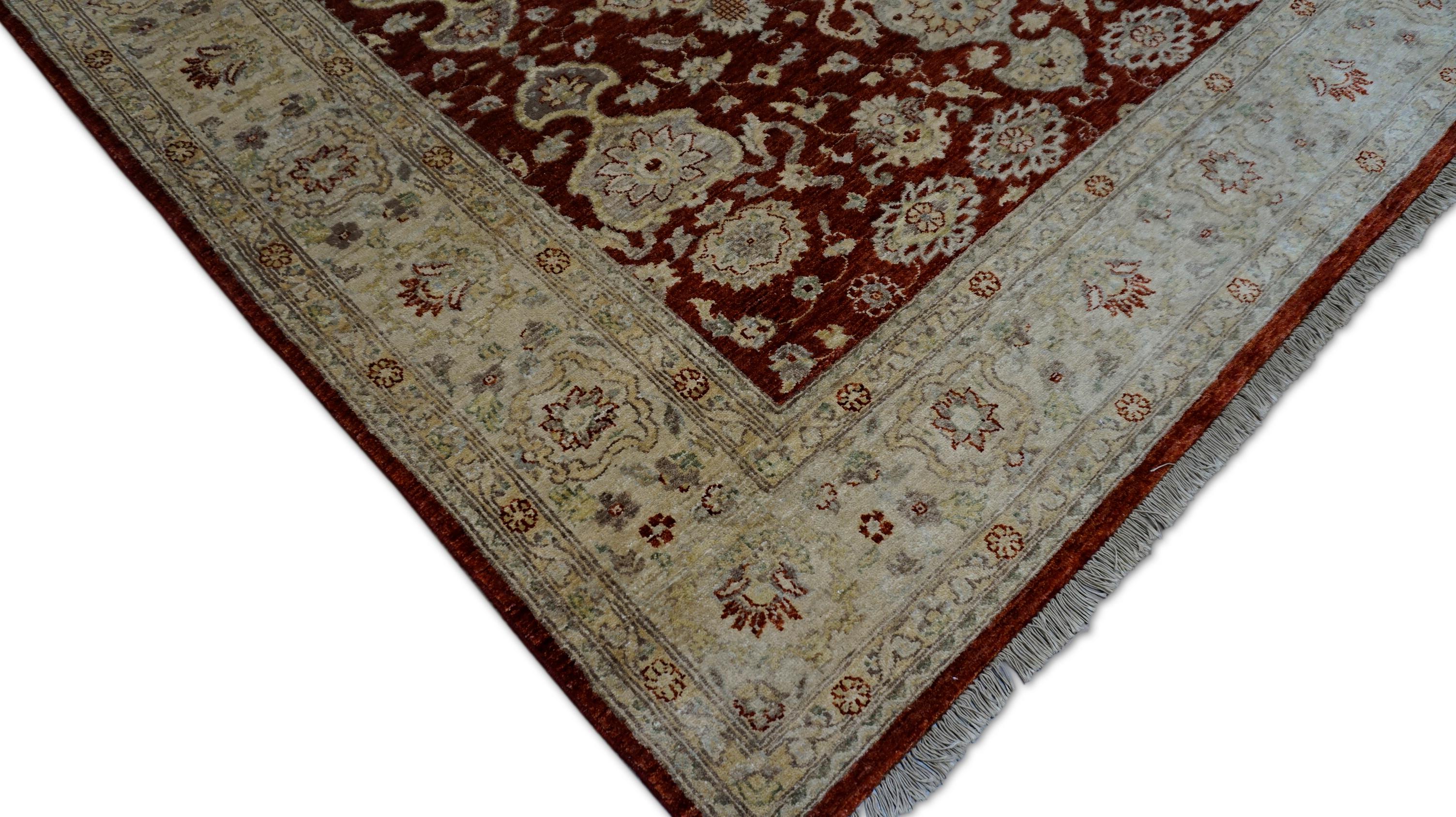 Alfombra neoclásica de lana roja con borde beige 6'8''x6'9'' Pakistaní en venta