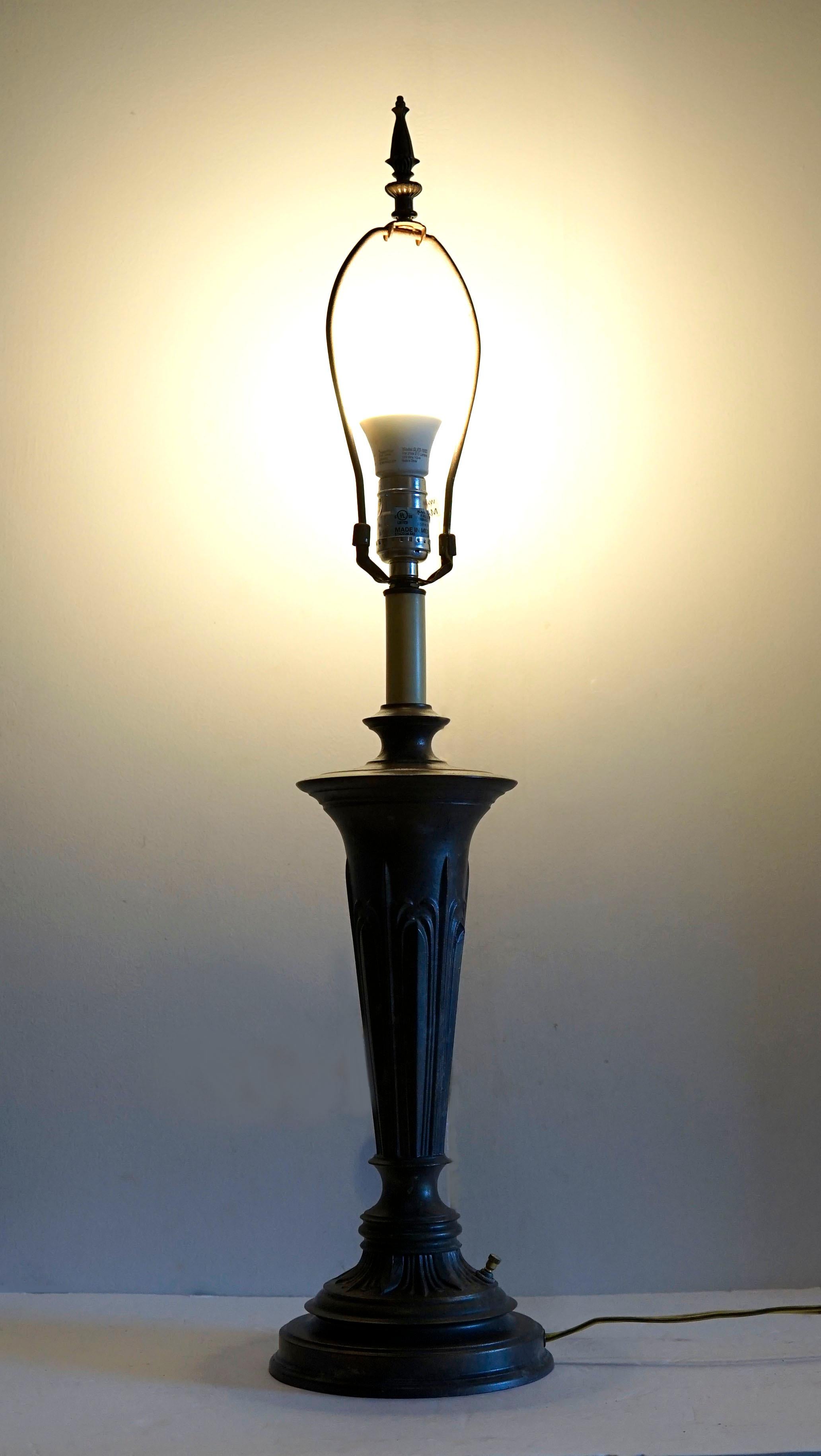 Américain Lampe de bureau néoclassique néo-classique, néo-renaissance en bronze coulé des années 1920 en vente