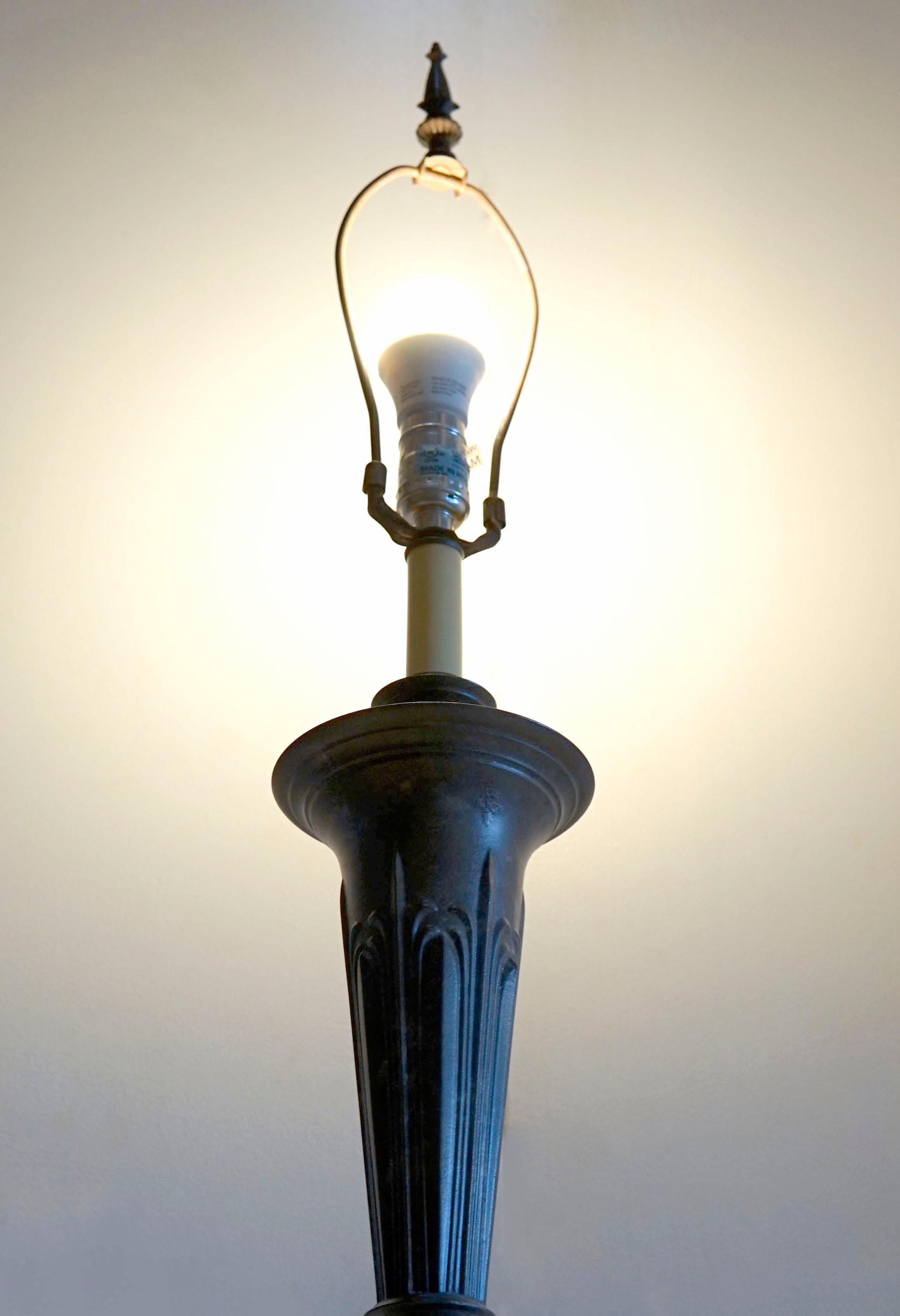 Moulage Lampe de bureau néoclassique néo-classique, néo-renaissance en bronze coulé des années 1920 en vente