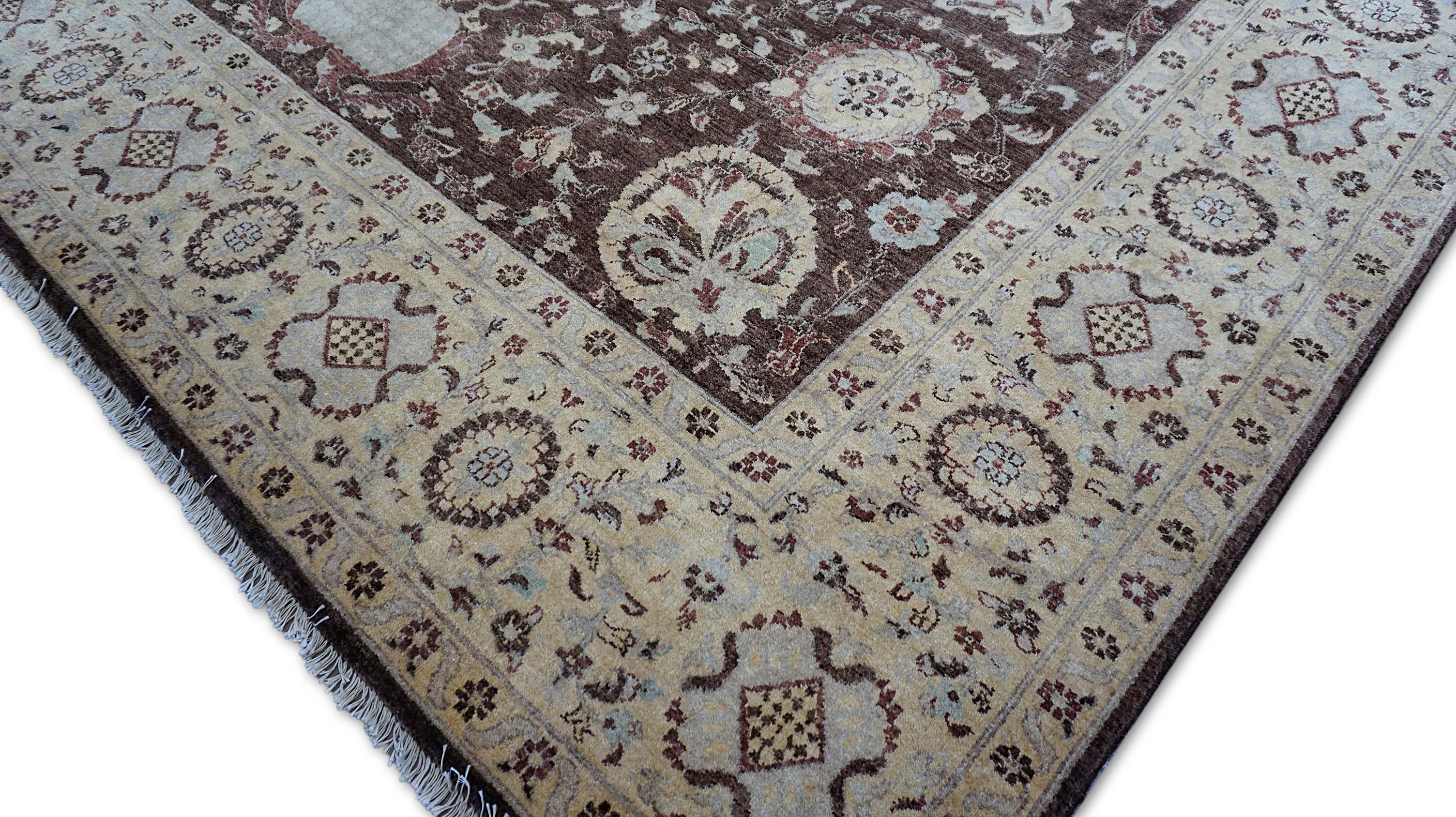 Dieser luxuriöse, handgeknüpfte Sultanabad-Teppich zeichnet sich durch ein auffallend tiefes schokoladenfarbenes Feld aus, das durch eine elfenbein- und beigefarbene Bordüre wunderbar kontrastiert wird. Sein kompliziertes Design ist vom klassischen