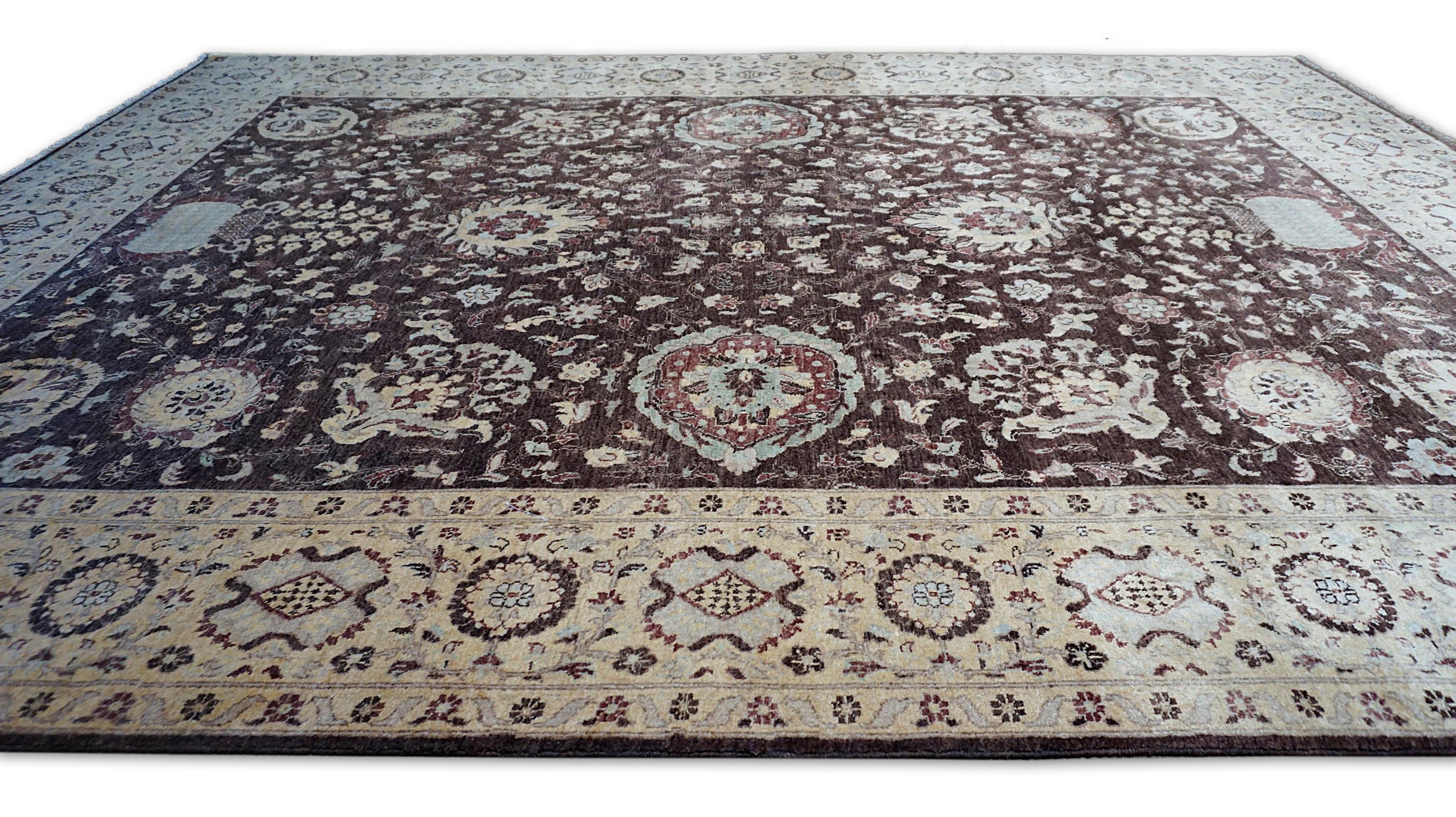 Neo-Classical Rich Chocolate und BeigeTeppich 8'11''x11'11'' (Pakistanisch) im Angebot