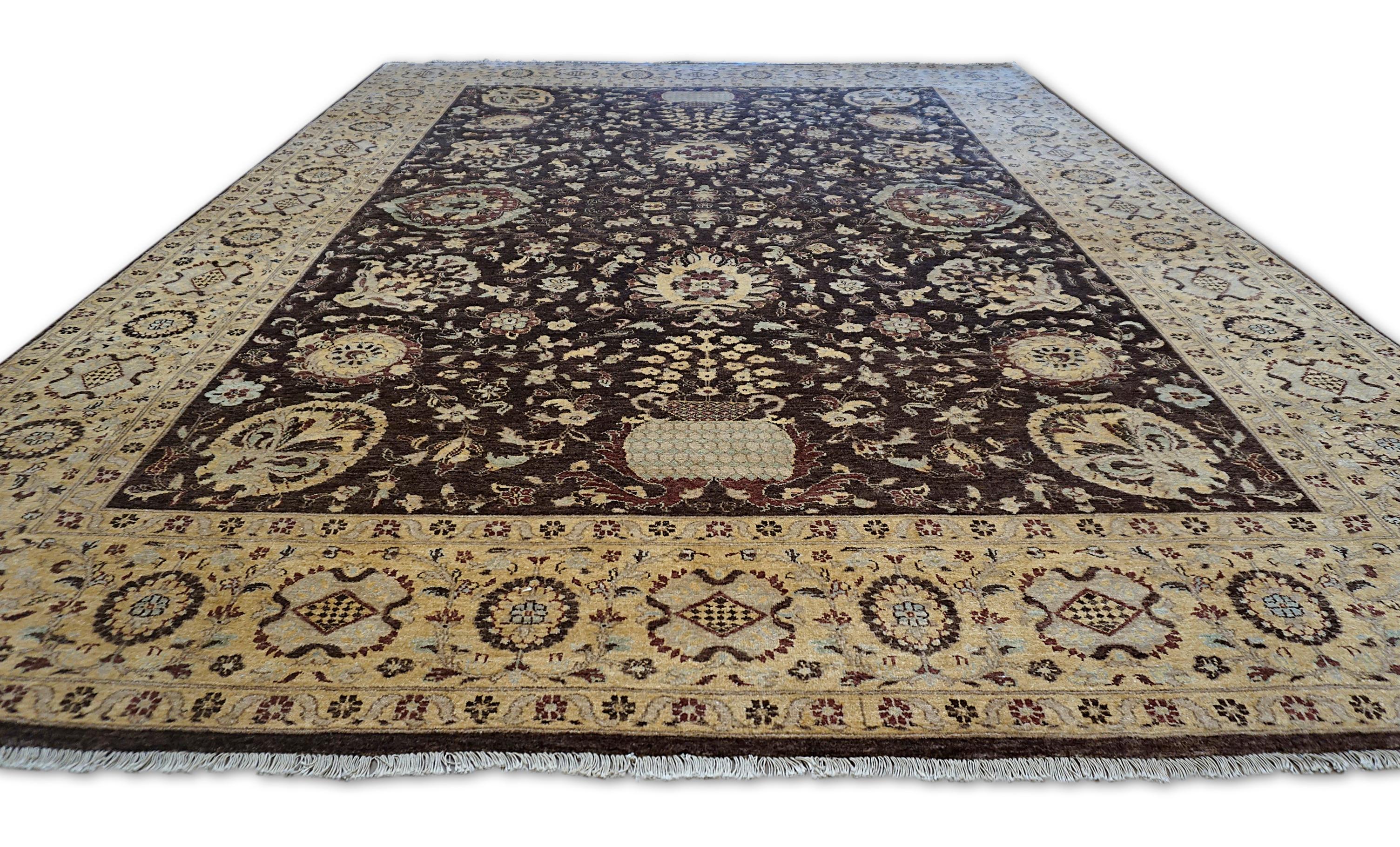 Neo-Classical Rich Chocolate und BeigeTeppich 8'11''x11'11'' (Handgeknüpft) im Angebot