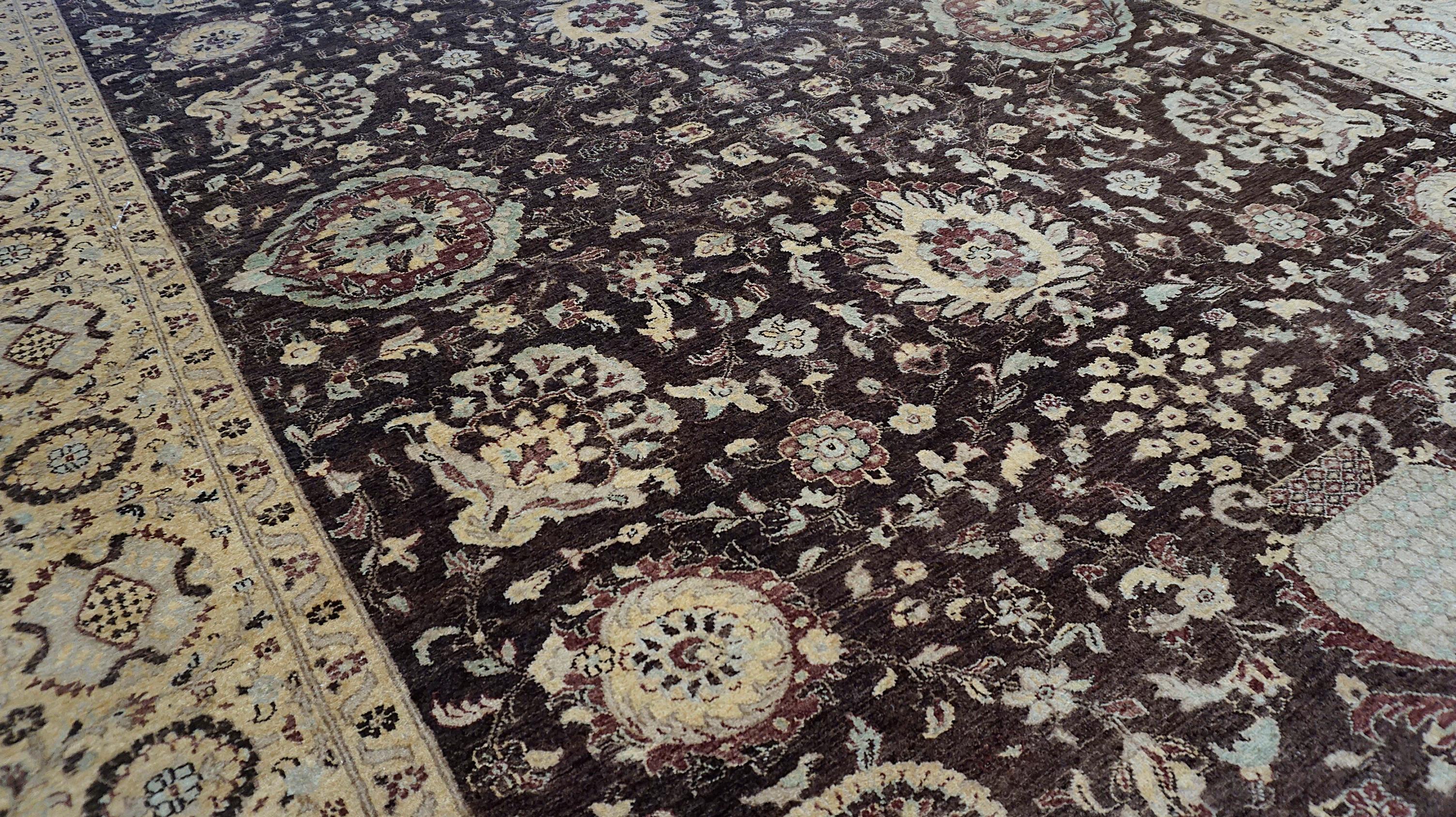 Neo-Classical Rich Chocolate und BeigeTeppich 8'11''x11'11'' (21. Jahrhundert und zeitgenössisch) im Angebot