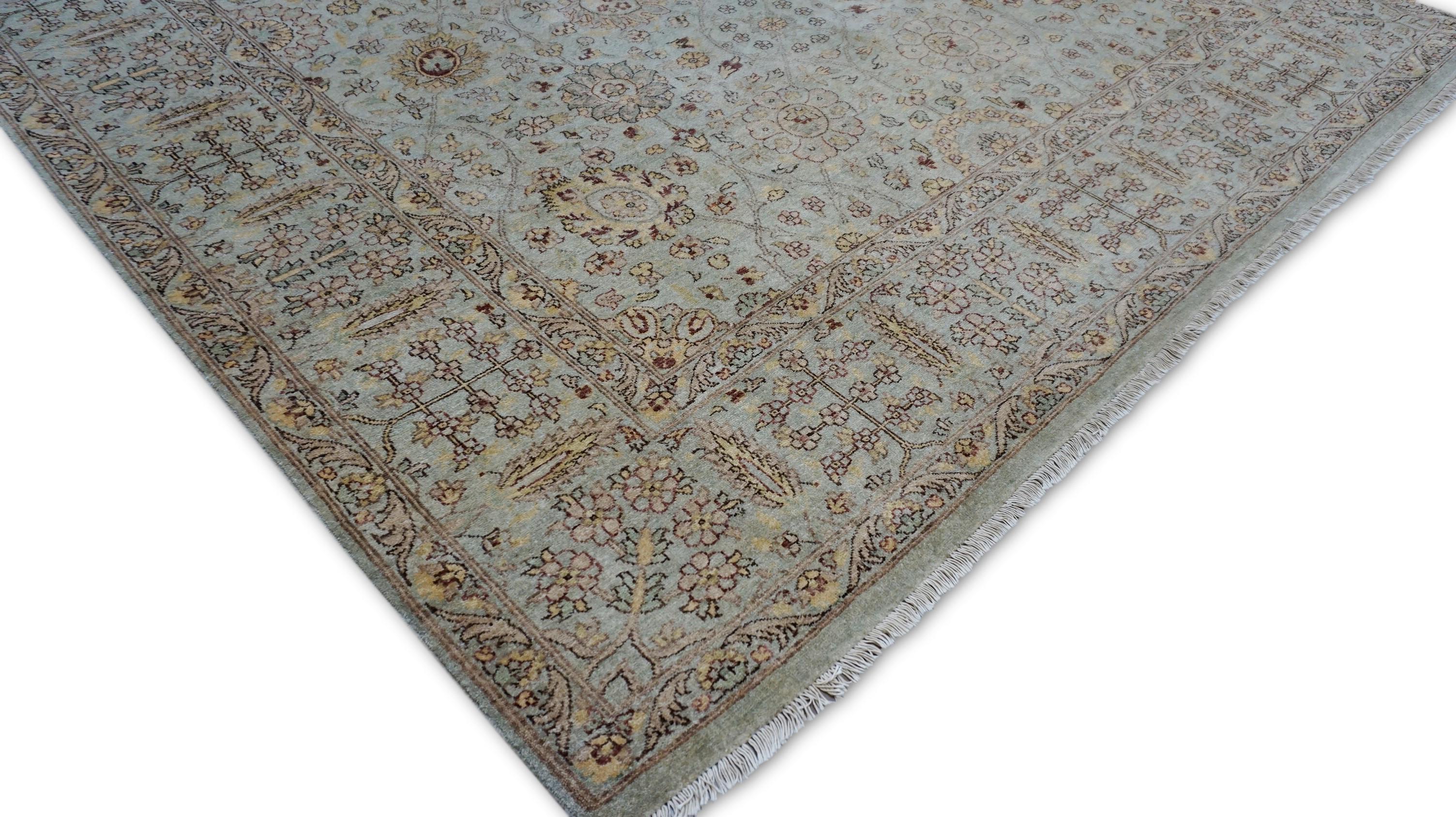 Cet élégant tapis en laine à motif Sultanabad, noué à la main, présente la grandeur et la finesse florale caractéristiques du design persan traditionnel, réimaginé dans une palette sereine et aérée. Le tapis est fabriqué à partir de laine filée à la