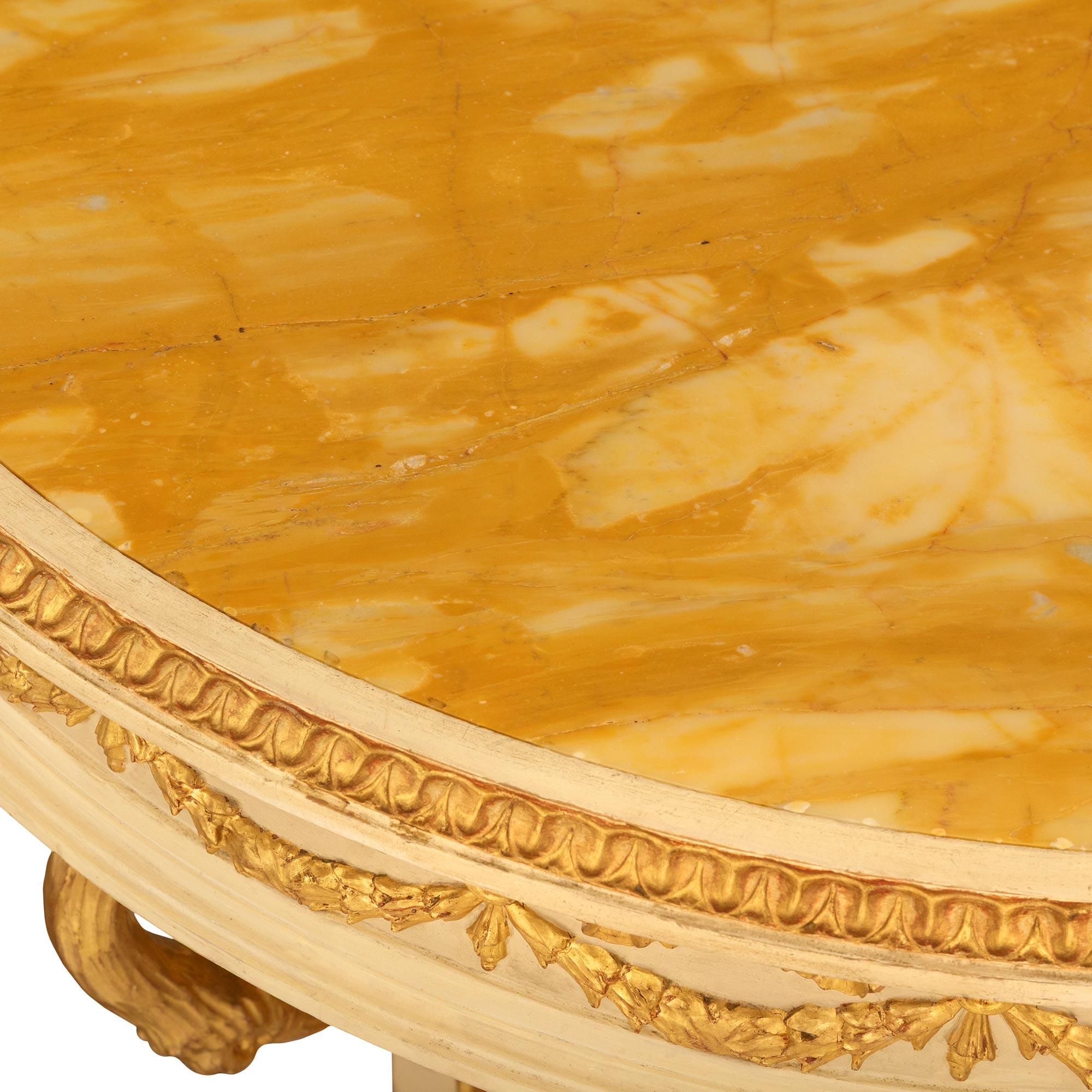 Mesa centro neoclásica de madera patinada y giltwood Italiano en venta