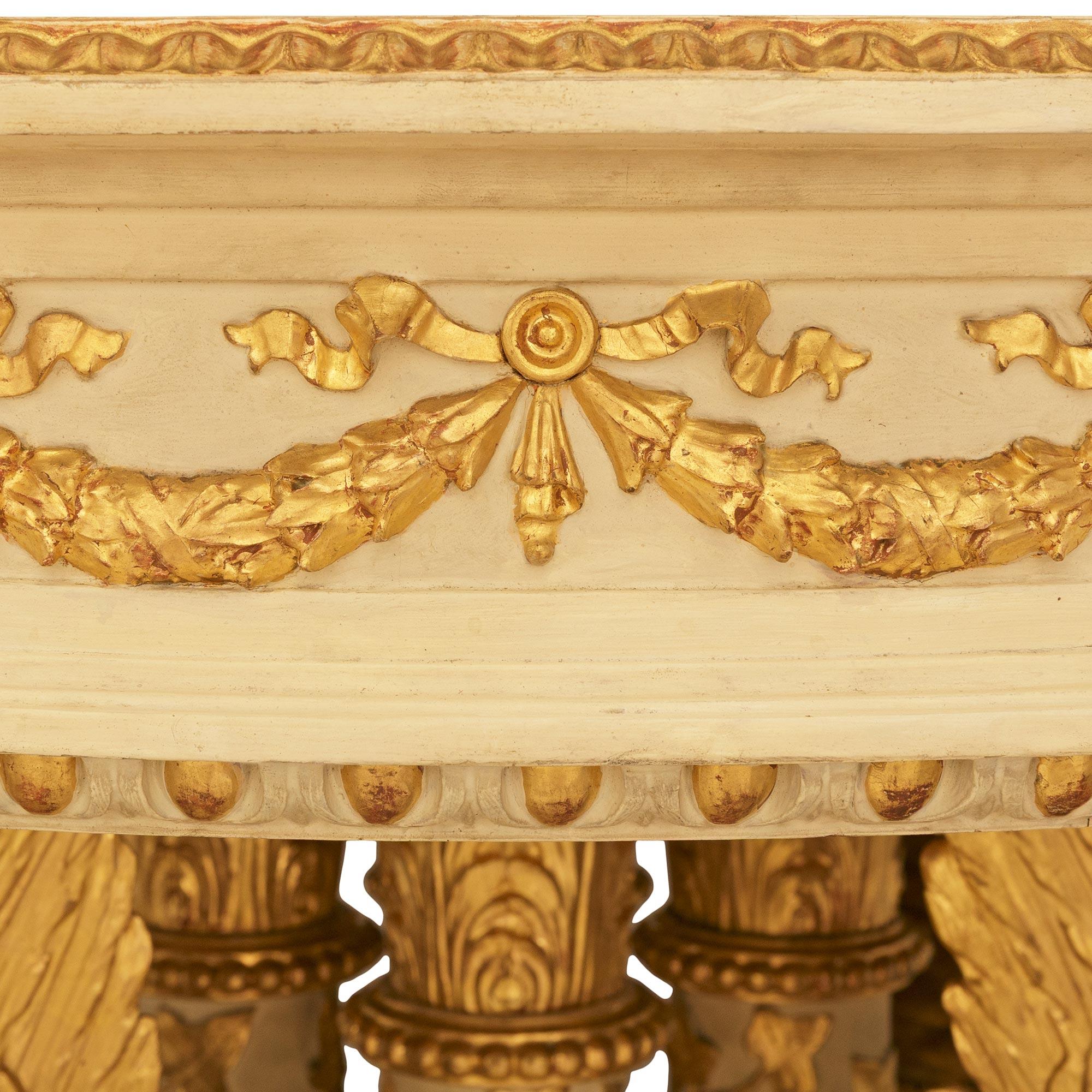 Mesa centro neoclásica de madera patinada y giltwood Patinado en venta