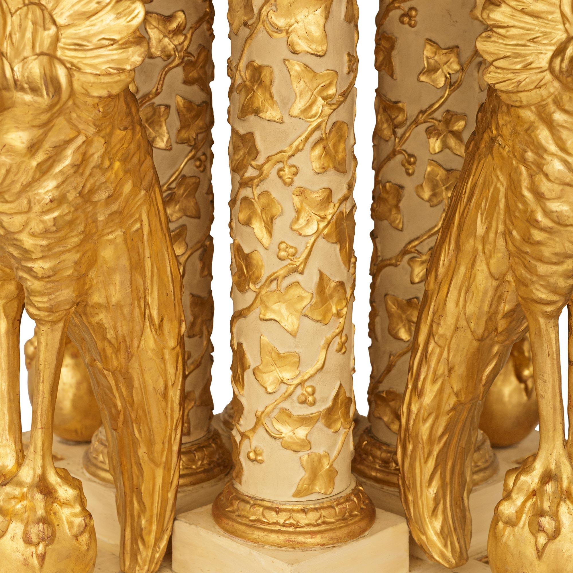 Mesa centro neoclásica de madera patinada y giltwood en Bueno estado para la venta en West Palm Beach, FL