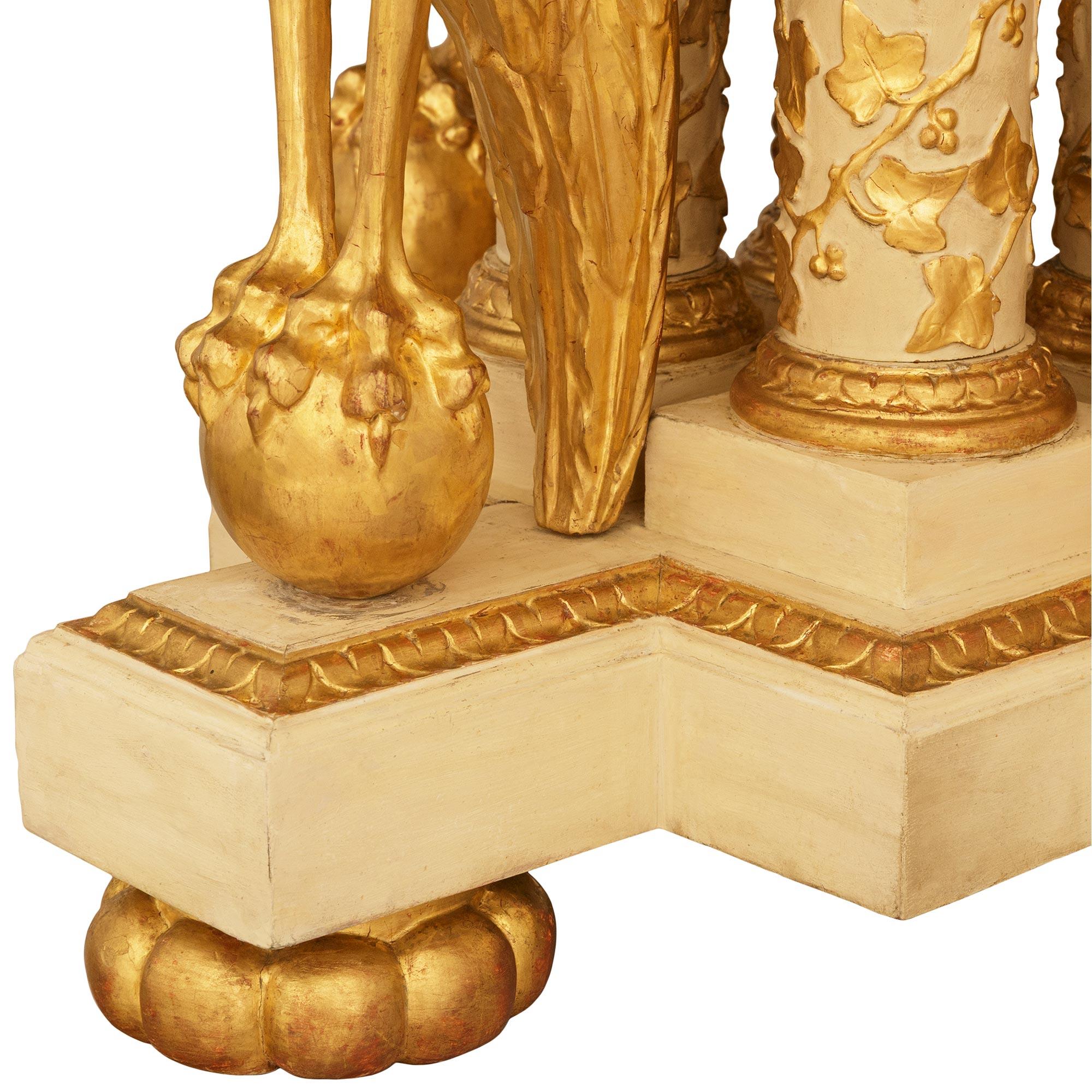 Mesa centro neoclásica de madera patinada y giltwood siglo XIX en venta