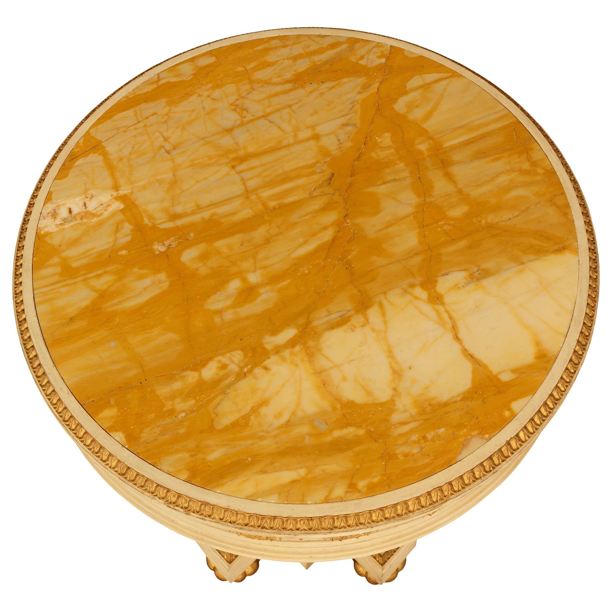 Mesa centro neoclásica de madera patinada y giltwood Madera en venta