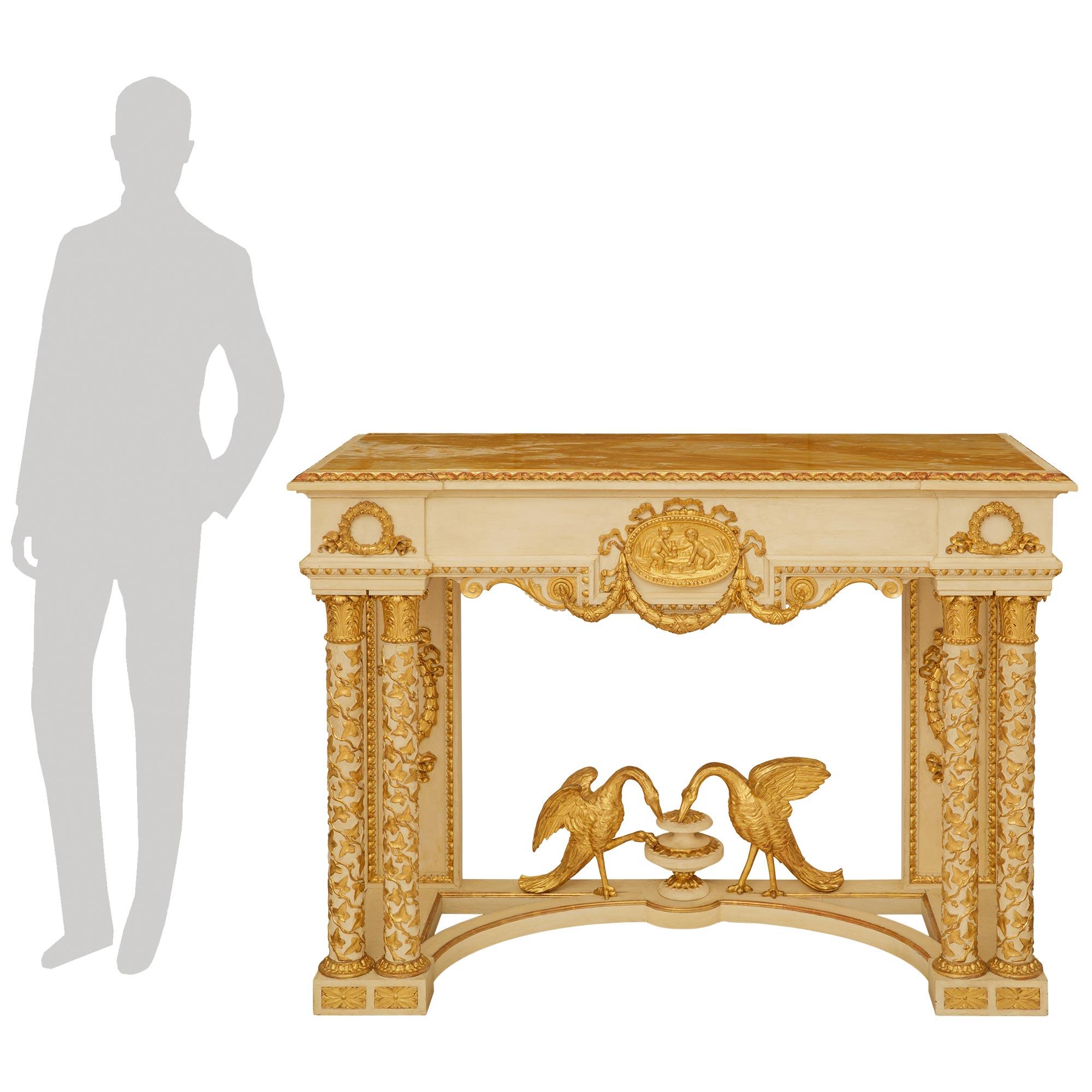 Eine beeindruckende und sehr elegante italienische Konsole im neoklassischen Stil des 19. Jahrhunderts aus patiniertem Holz und Giltwood. Diese außergewöhnliche, rechteckige Konsole wird von einem Sockel in Form einer Demi Lune getragen, der in der