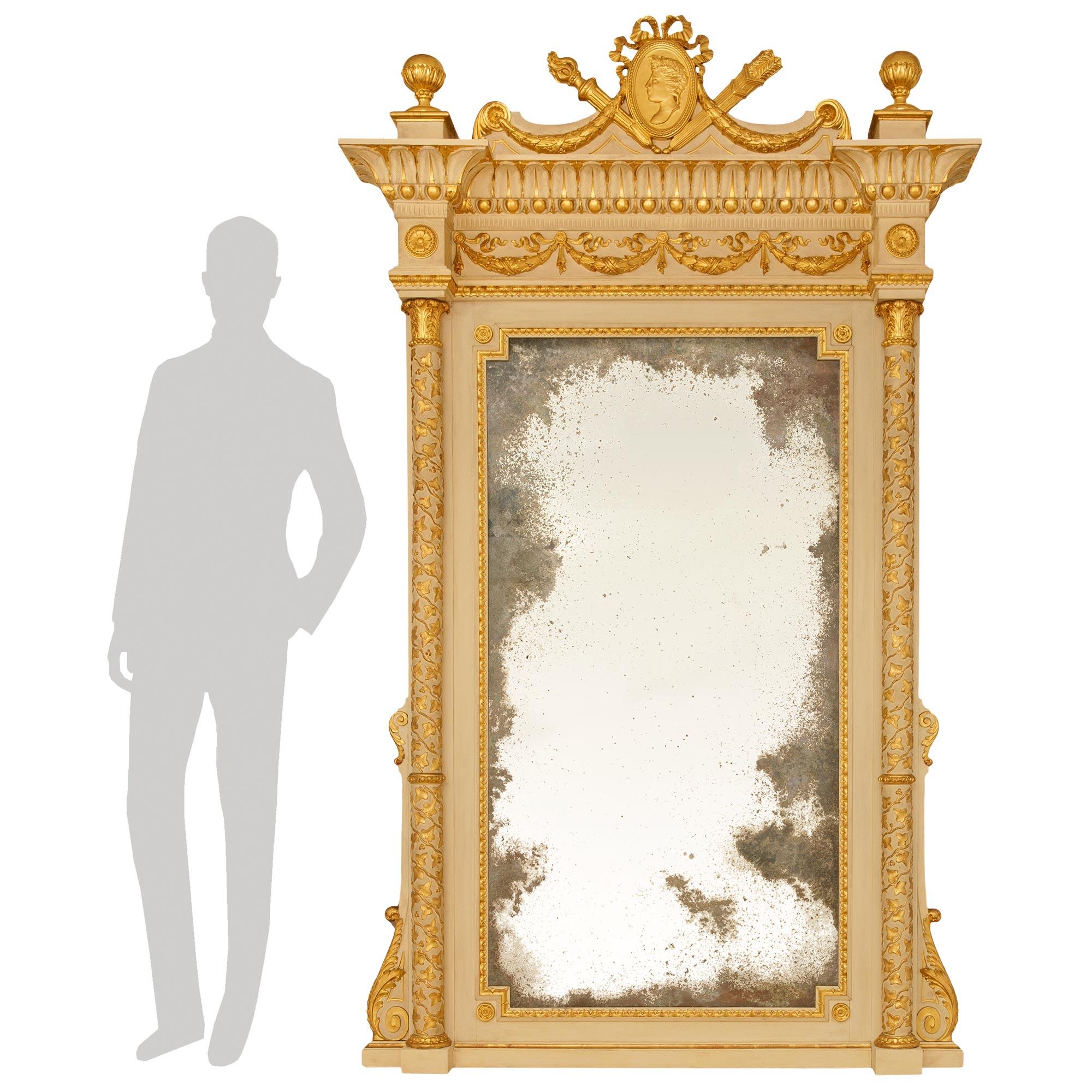 Eine große und beeindruckende italienischen 19. Jahrhundert Neo-Klassik st. patiniert Holz und Giltwood Spiegel. Der atemberaubende Spiegel mit seiner originalen Spiegelplatte steht auf einem patinierten, weißen Sockel unter verschnörkelten,