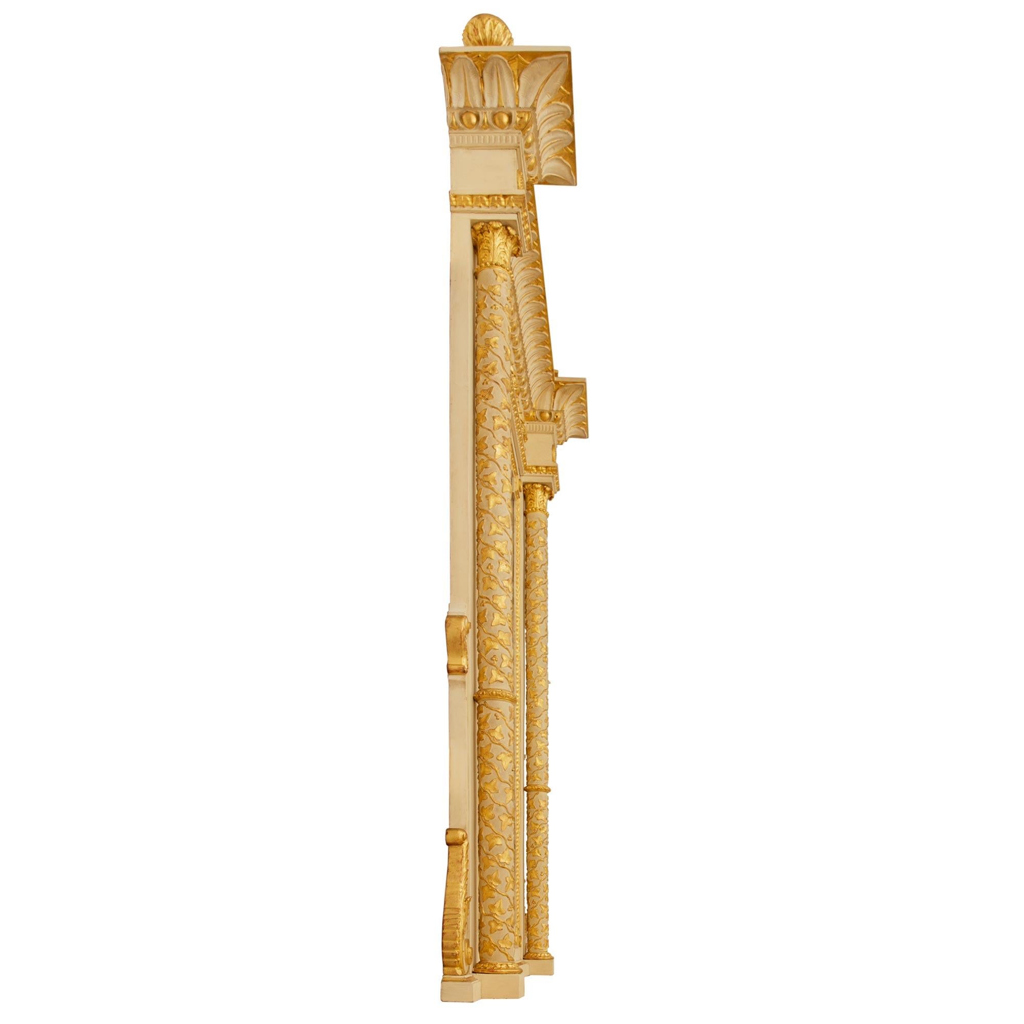 Neoklassizistischer Spiegel aus patiniertem Wood und Giltwood (Italienisch) im Angebot