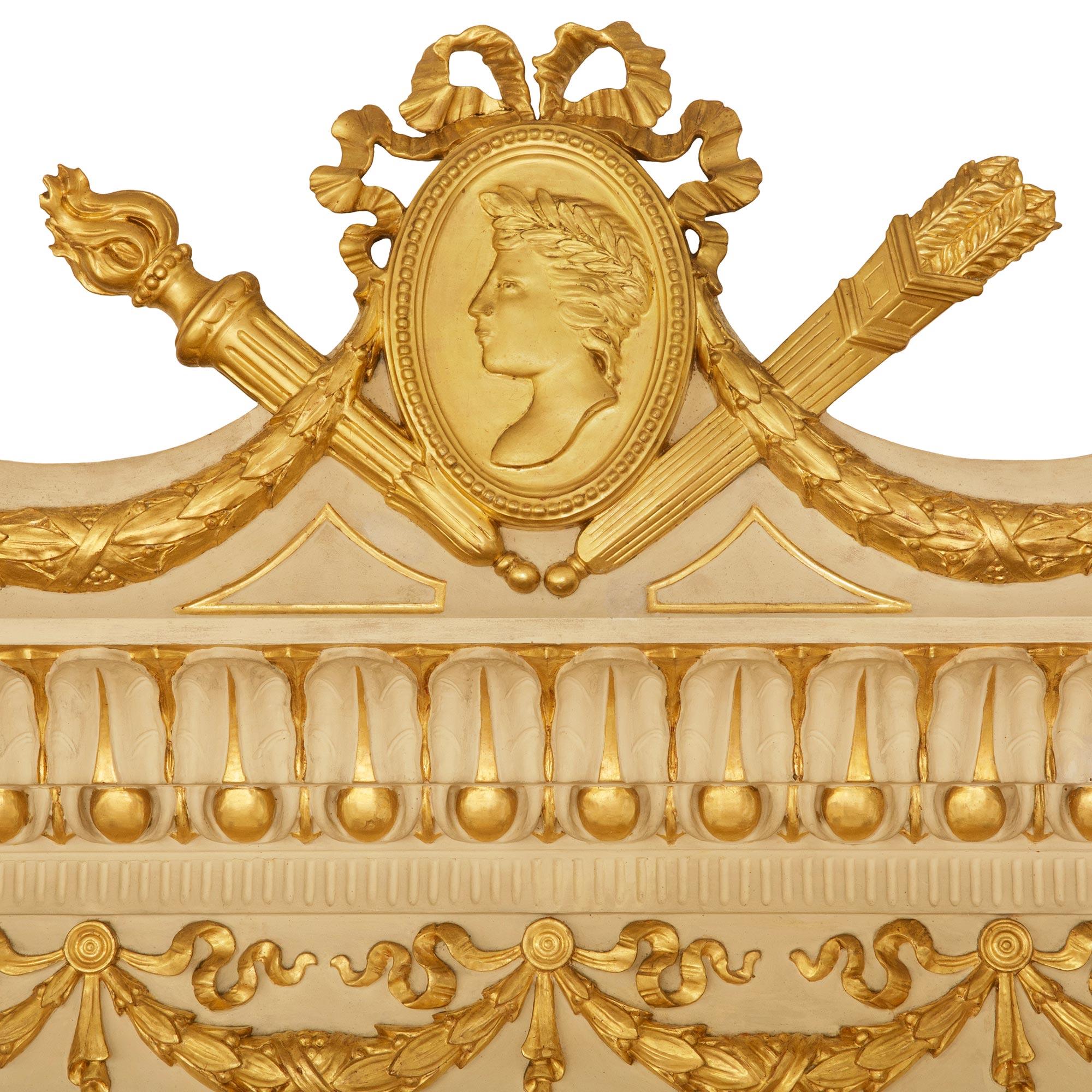 Neoklassizistischer Spiegel aus patiniertem Wood und Giltwood im Zustand „Gut“ im Angebot in West Palm Beach, FL