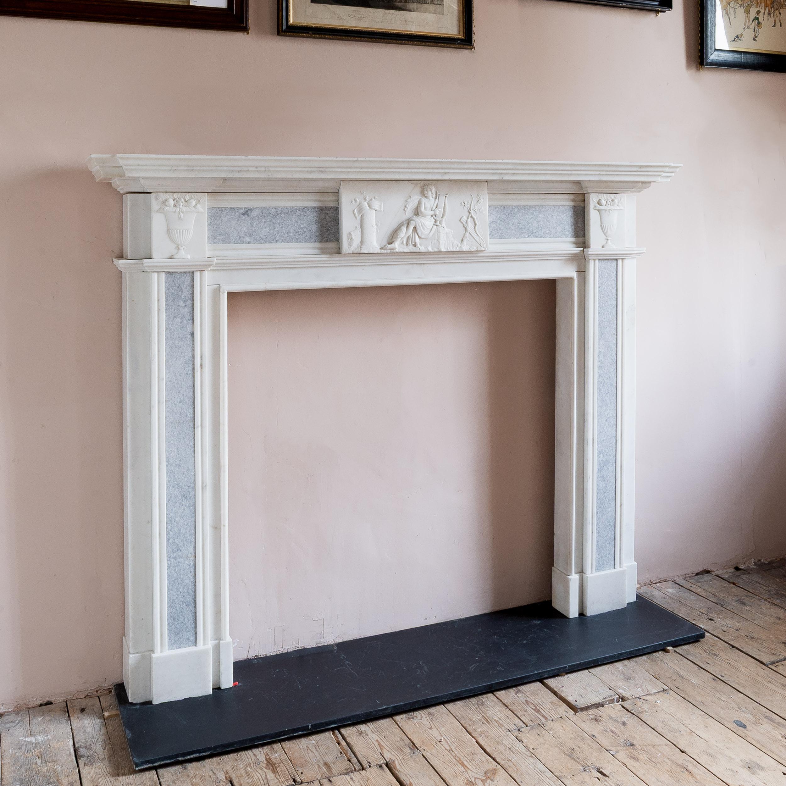 Statuaire néoclassique et cheminée en marbre gris Bon état - En vente à London, GB