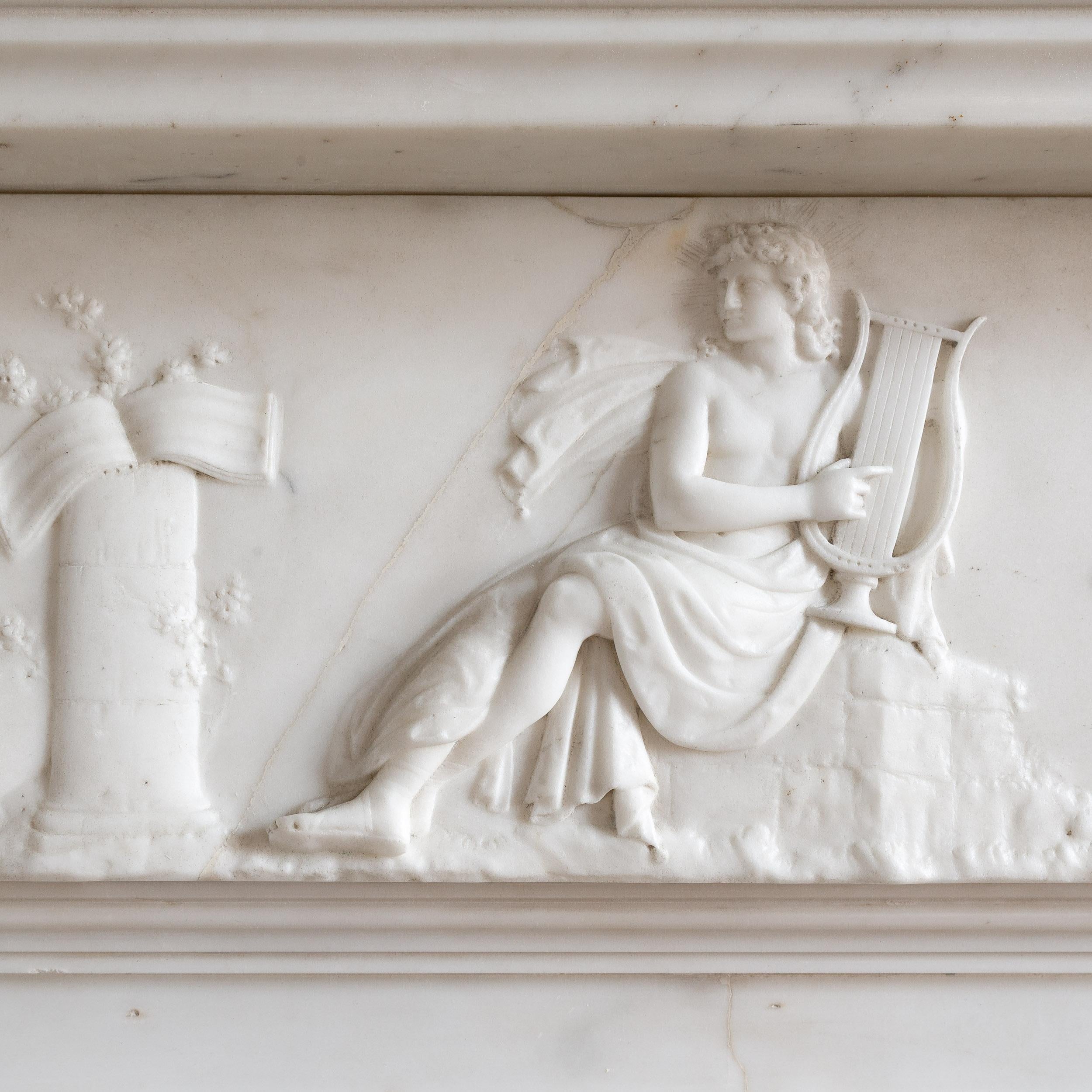 20ième siècle Statuaire néoclassique et cheminée en marbre gris en vente