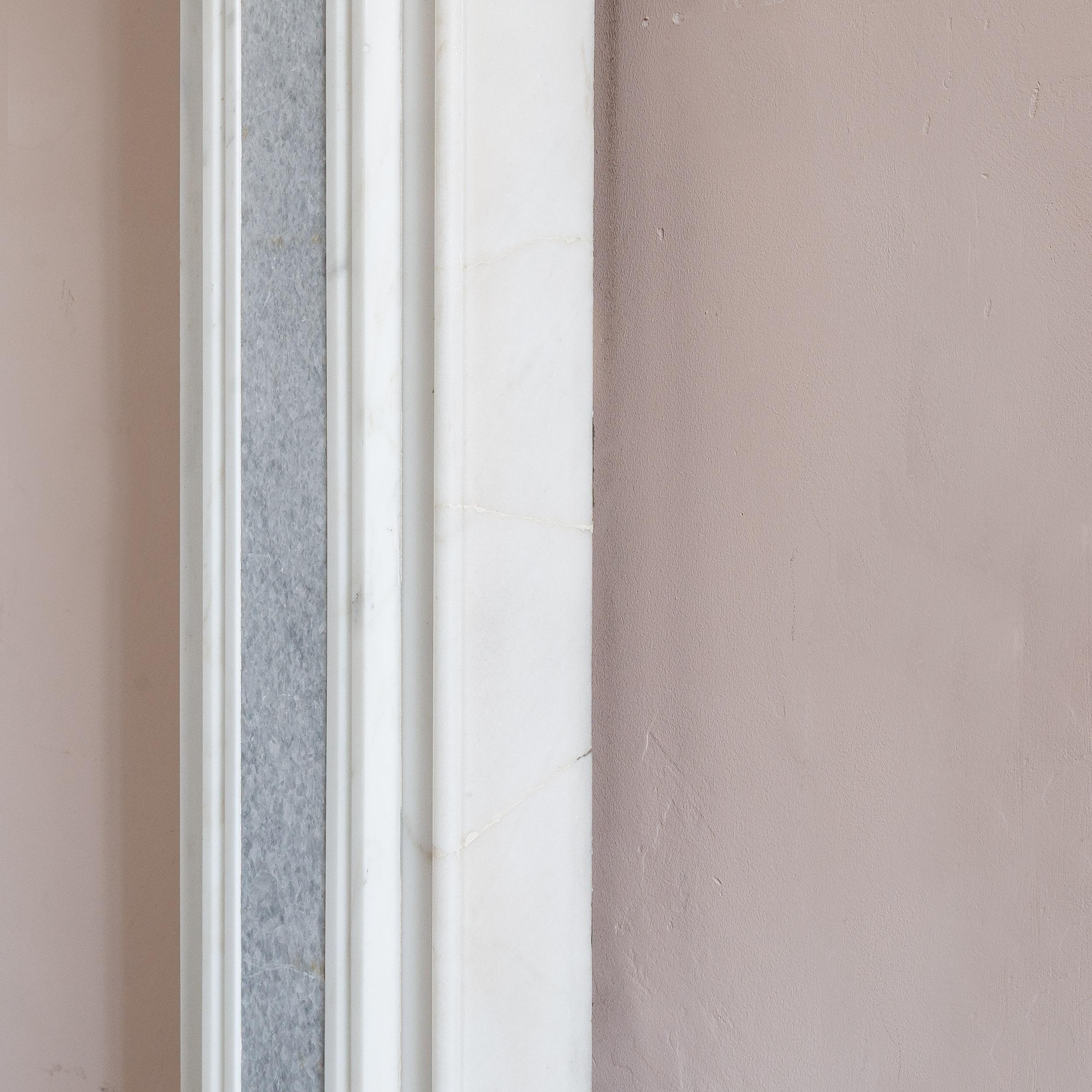 Statuaire néoclassique et cheminée en marbre gris en vente 1