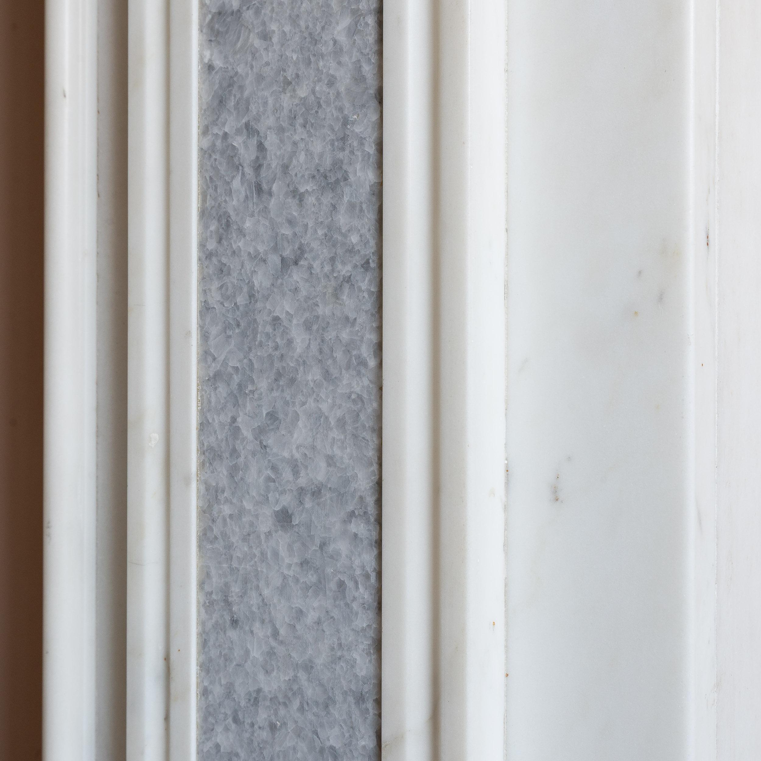 Statuaire néoclassique et cheminée en marbre gris en vente 2