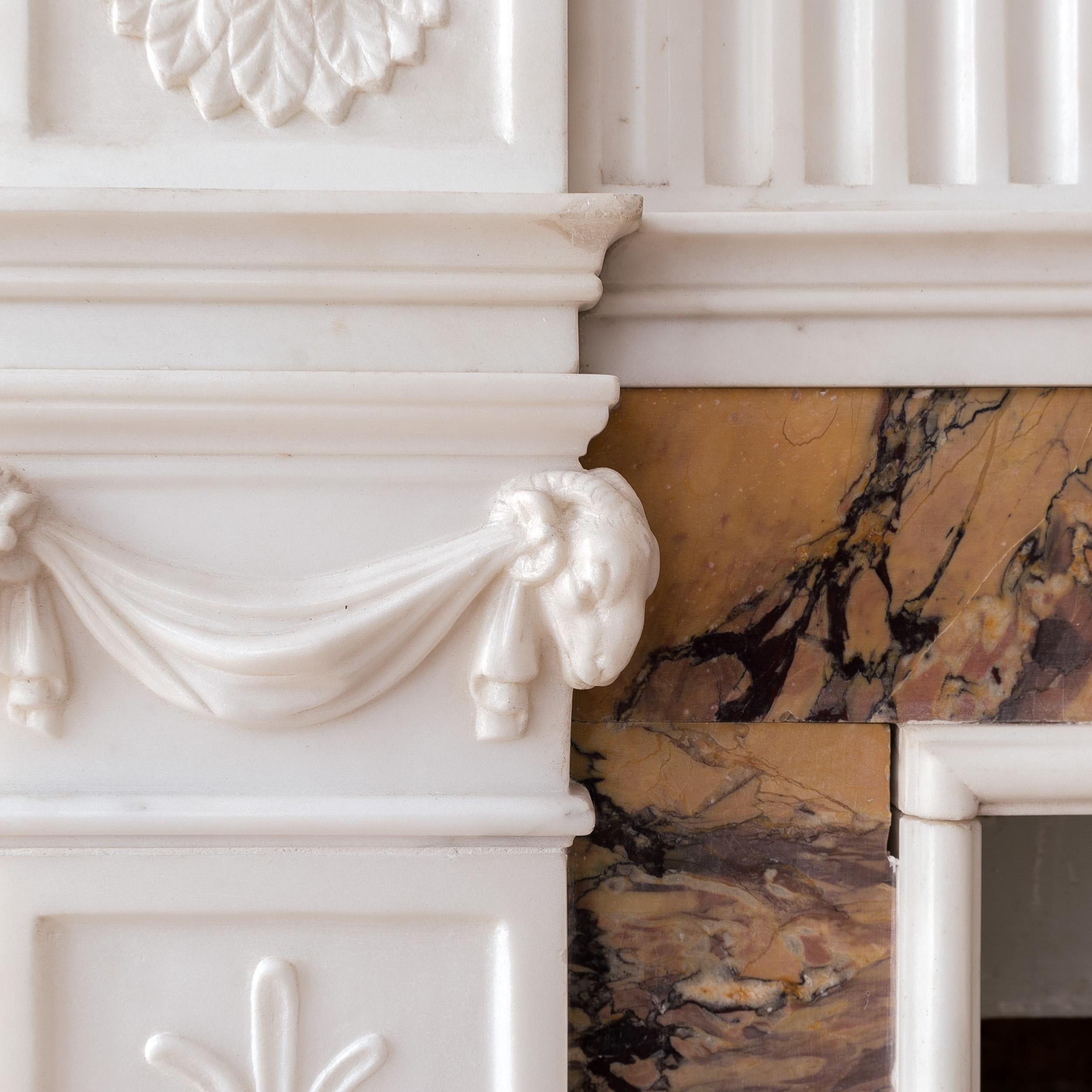 Neoklassischer Kaminsims aus Bildhauer- und Siena-Marmor im Angebot 5