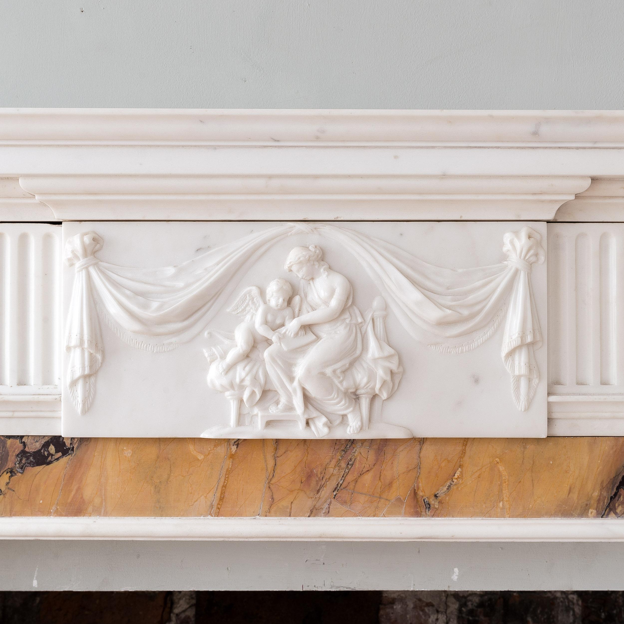 Neoklassischer Kaminsims aus Bildhauer- und Siena-Marmor (19. Jahrhundert) im Angebot