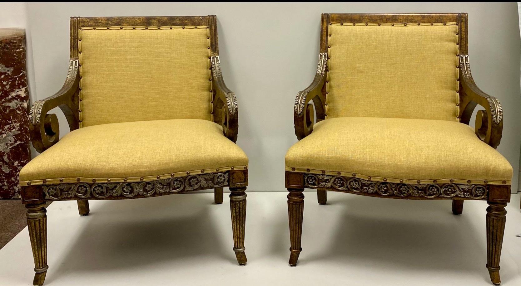 Si tratta di una coppia di sedie bergere in stile neoclassico con struttura in finta tartaruga e argento dorato. La tappezzeria è in buone condizioni ed è in misto lino e cotone. Hanno un telaio più grande e molto confortevole. Le sedie non sono