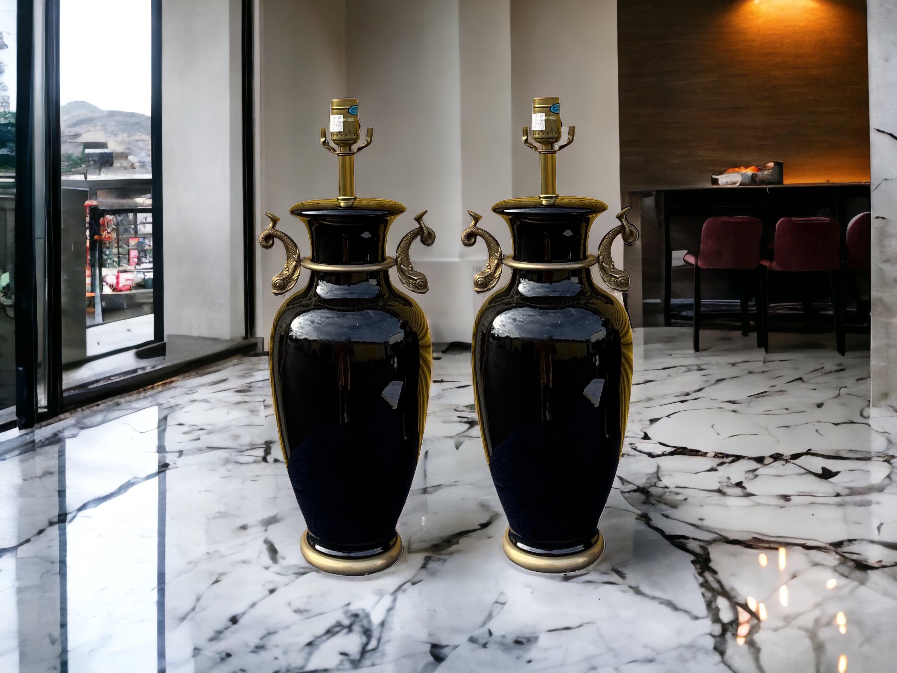 Néoclassique Lampes de table Frederick Cooper de style néo-classique à dauphin noir et doré - Pairuu en vente
