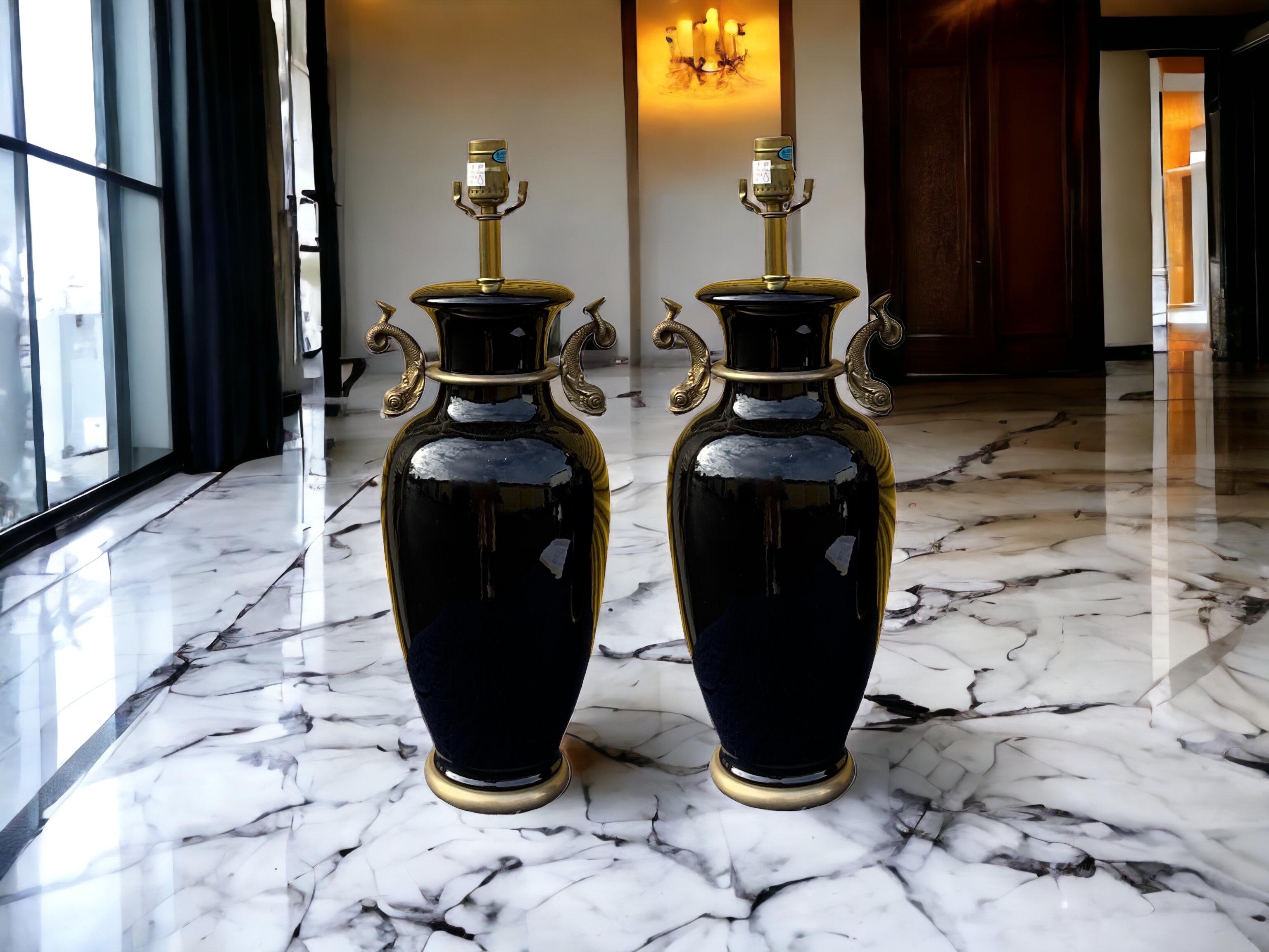 Lampes de table Frederick Cooper de style néo-classique à dauphin noir et doré - Pairuu en vente 1