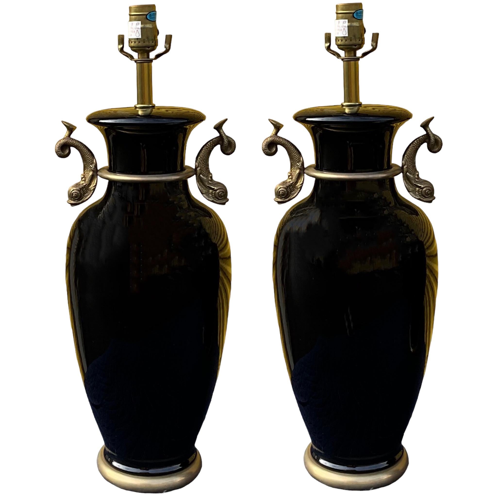 Neoklassizistische schwarze und vergoldete Delphin Frederick Cooper-Tischlampen im neoklassischen Stil - Pairuu