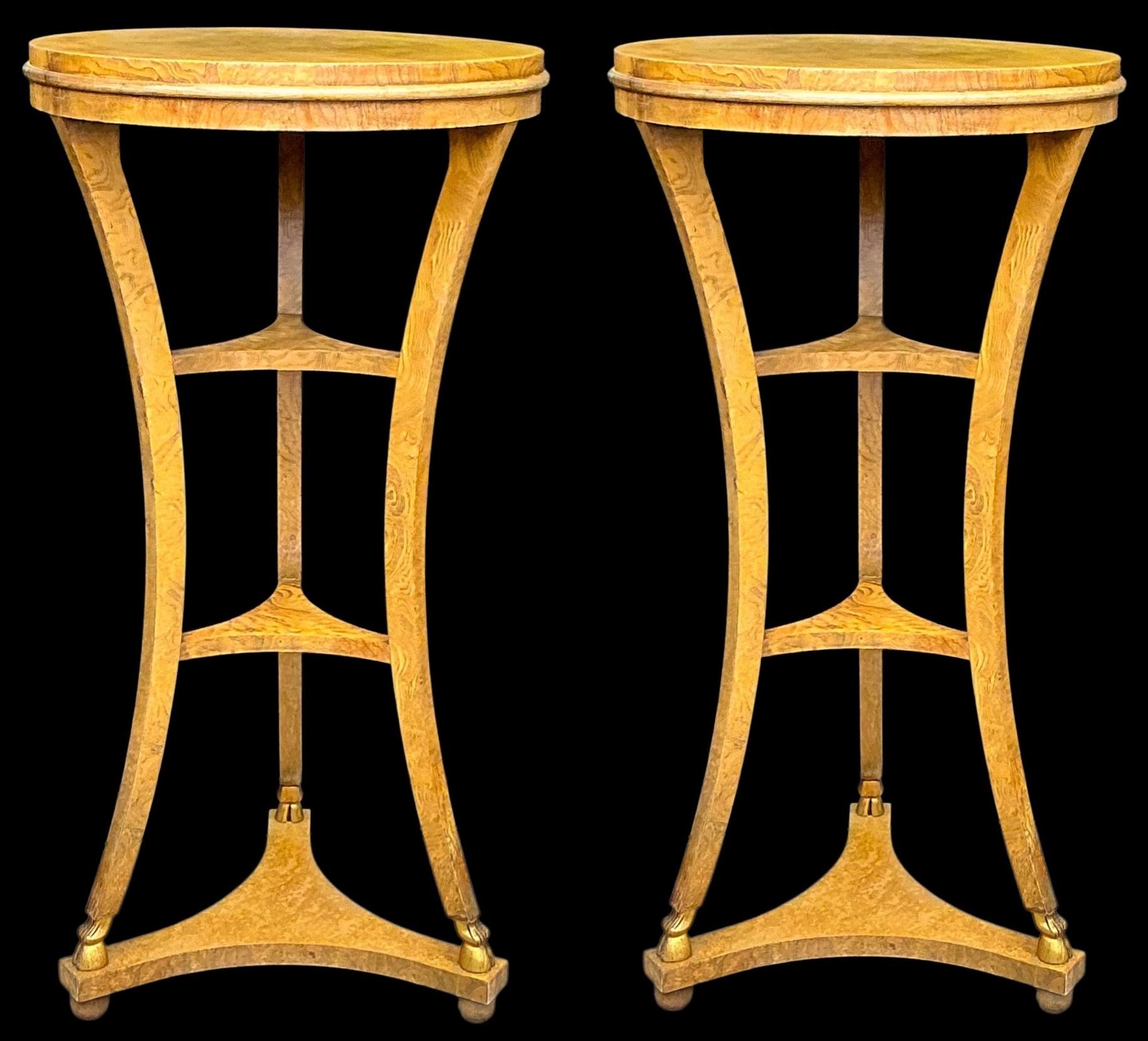 Si tratta di una coppia di piedistalli in radica e doratura in stile neoclassico. Le gambe del treppiede scendono verso gli zoccoli dorati. Sono marcati e in ottime condizioni. Molto probabilmente risalgono agli anni '70.