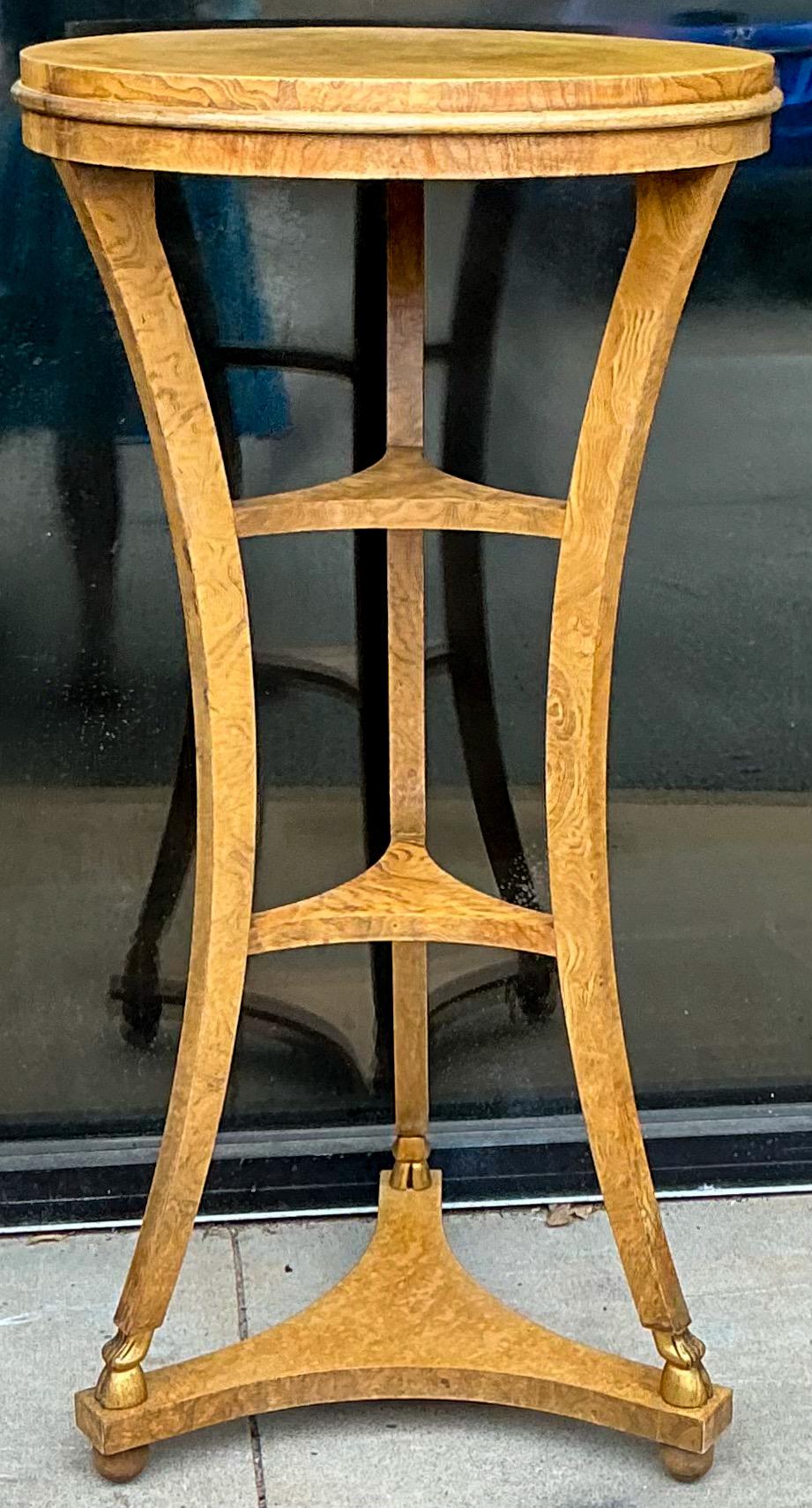 Neoclassico Piedistalli / Tavoli in stile neoclassico in radica e dorati di Baker Furniture - coppia in vendita