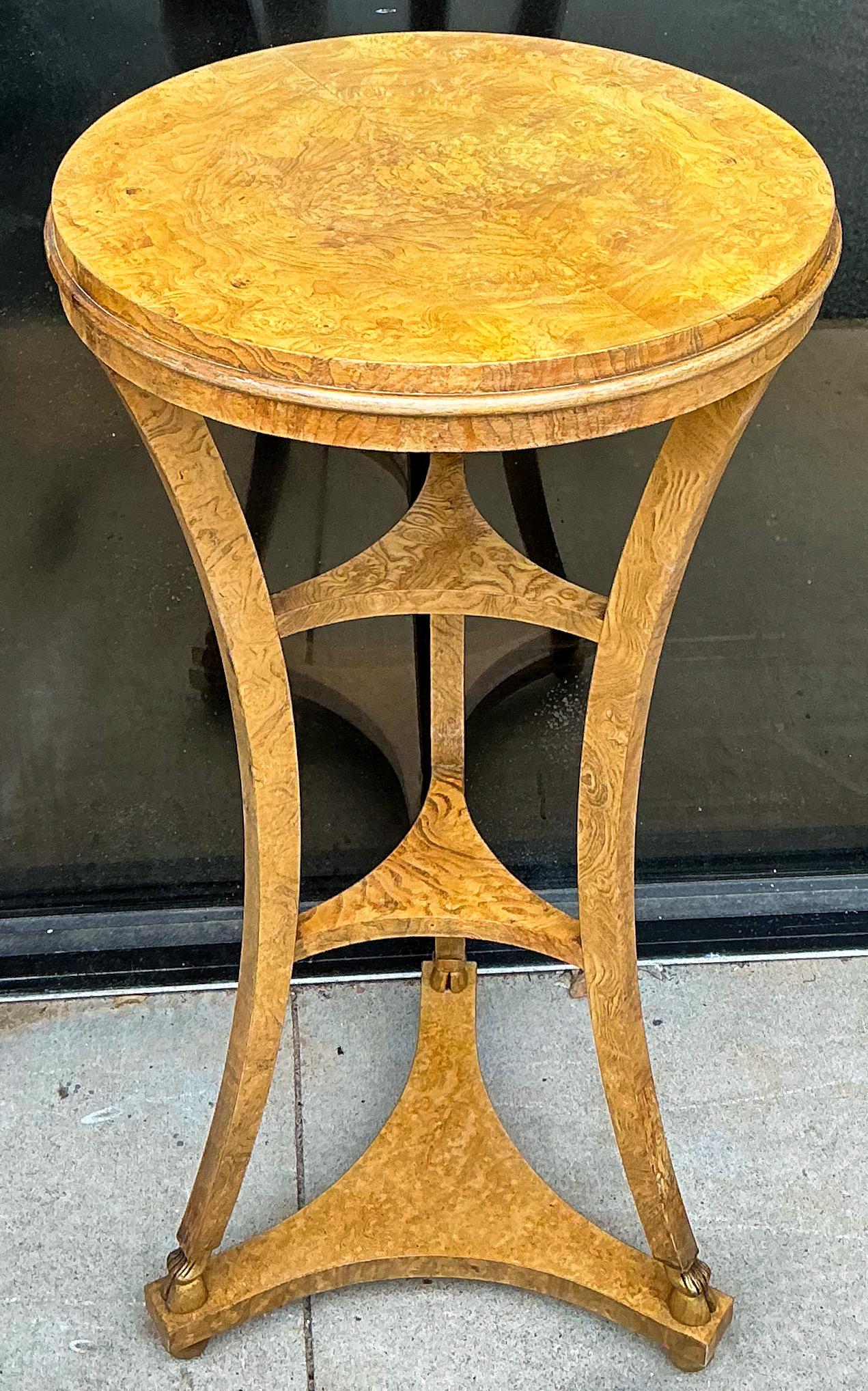 Nordamericano Piedistalli / Tavoli in stile neoclassico in radica e dorati di Baker Furniture - coppia in vendita