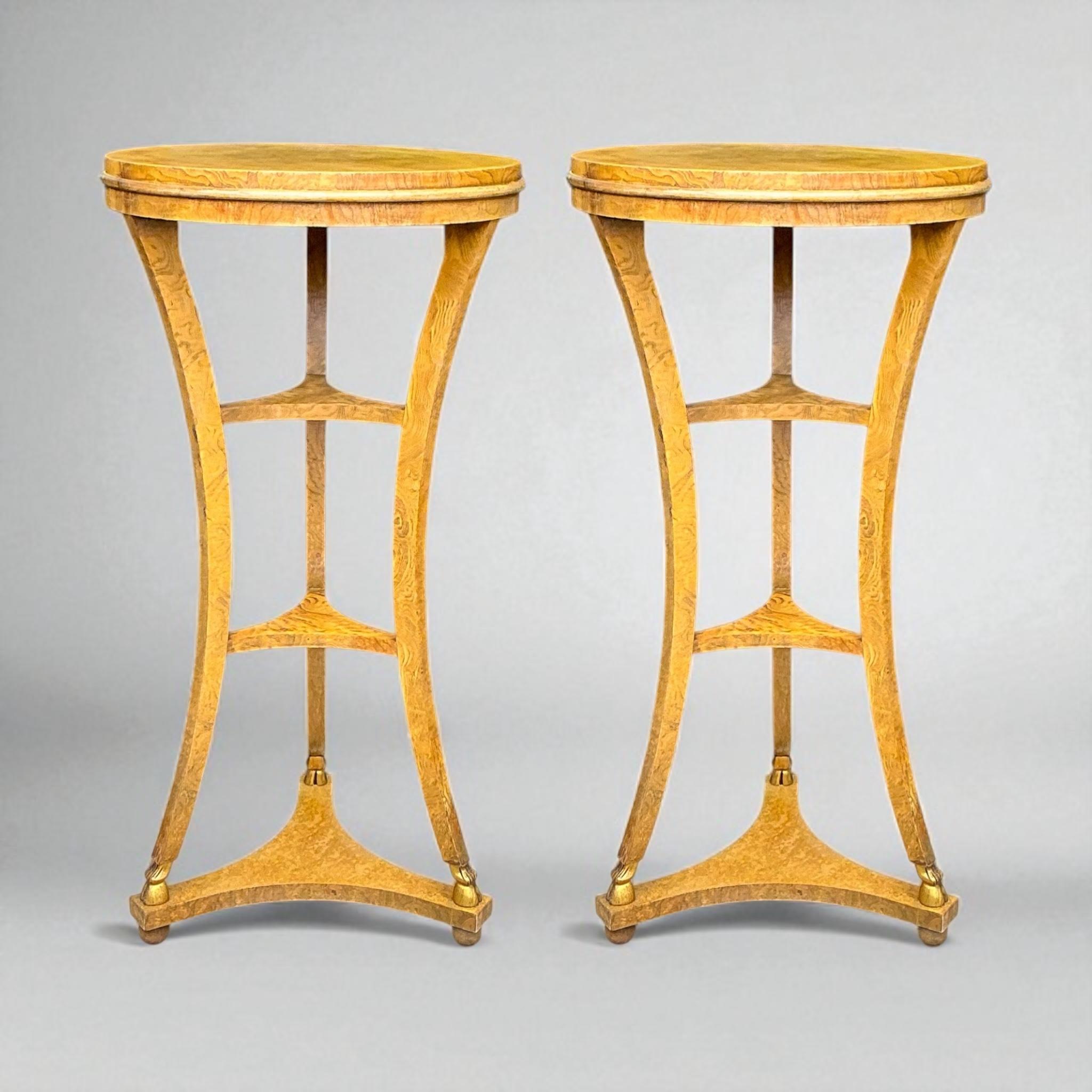 Piedistalli / Tavoli in stile neoclassico in radica e dorati di Baker Furniture - coppia In condizioni buone in vendita a Kennesaw, GA