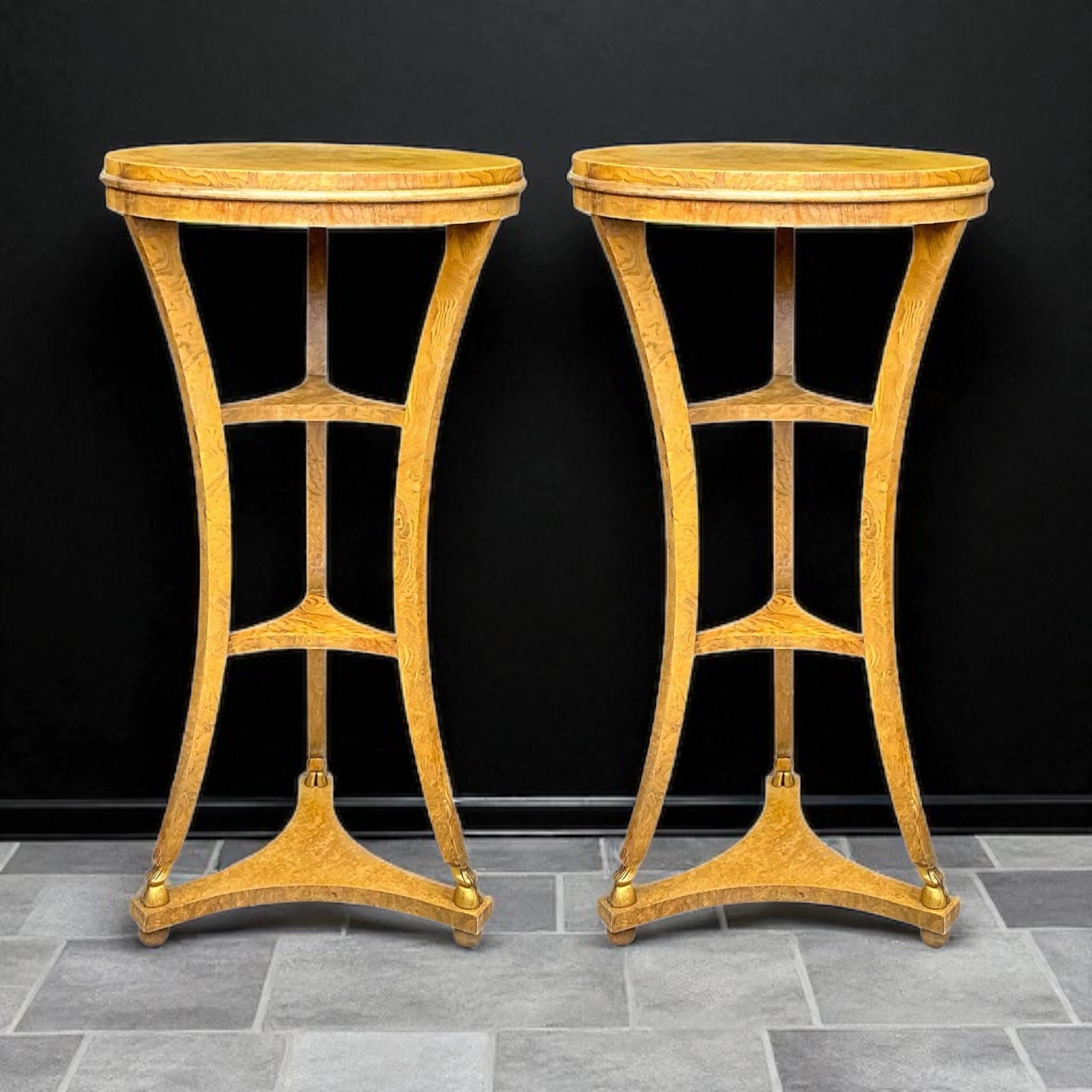 XX secolo Piedistalli / Tavoli in stile neoclassico in radica e dorati di Baker Furniture - coppia in vendita