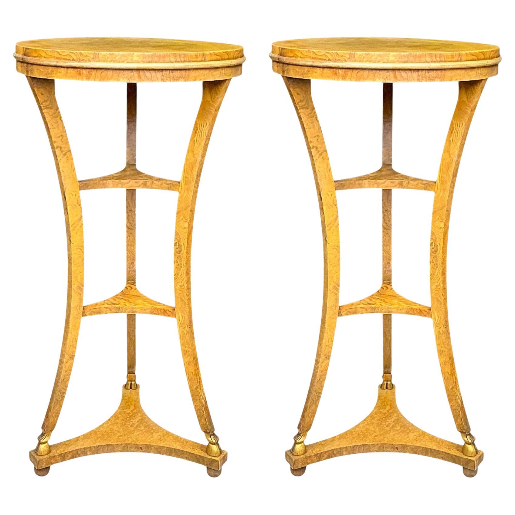 Piedistalli / Tavoli in stile neoclassico in radica e dorati di Baker Furniture - coppia in vendita