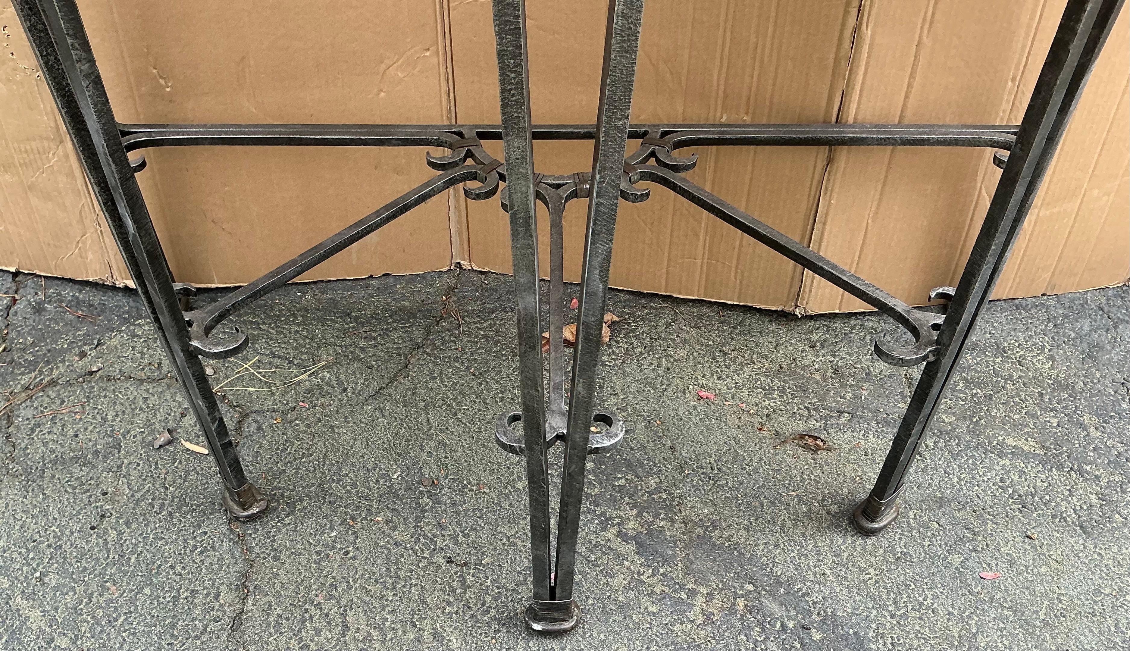 Konsolentische aus Gusseisen und Bronze im neoklassischen Stil mit geflochtenen Marmorplatten – Paar 1