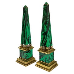 Obélisques de table de style néo-classique en fausse malachite en laiton - Paire