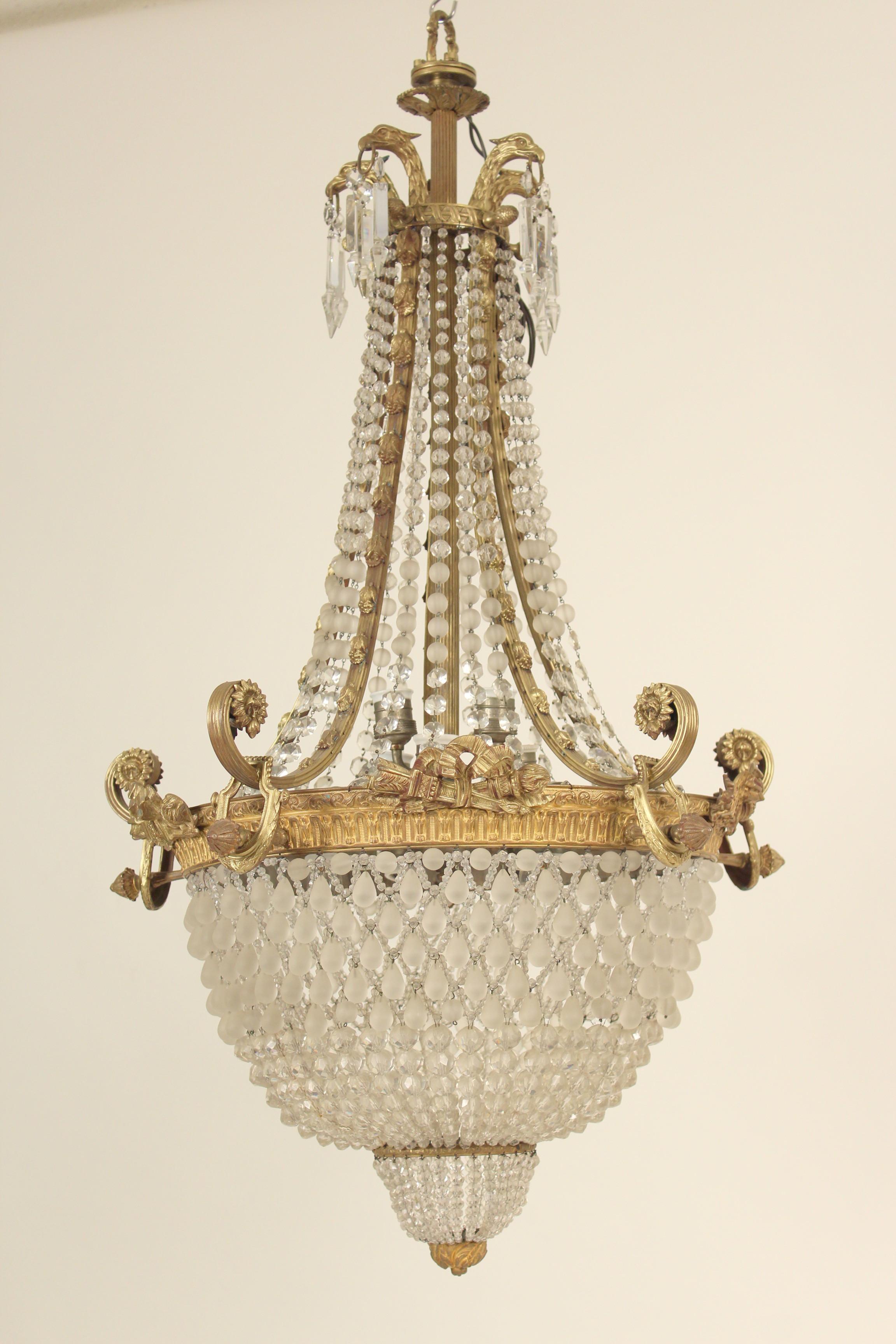 Lustre de style néoclassique en bronze doré, cristal perlé et verre dépoli, avec 10 lampes intérieures, vers les années 1930.