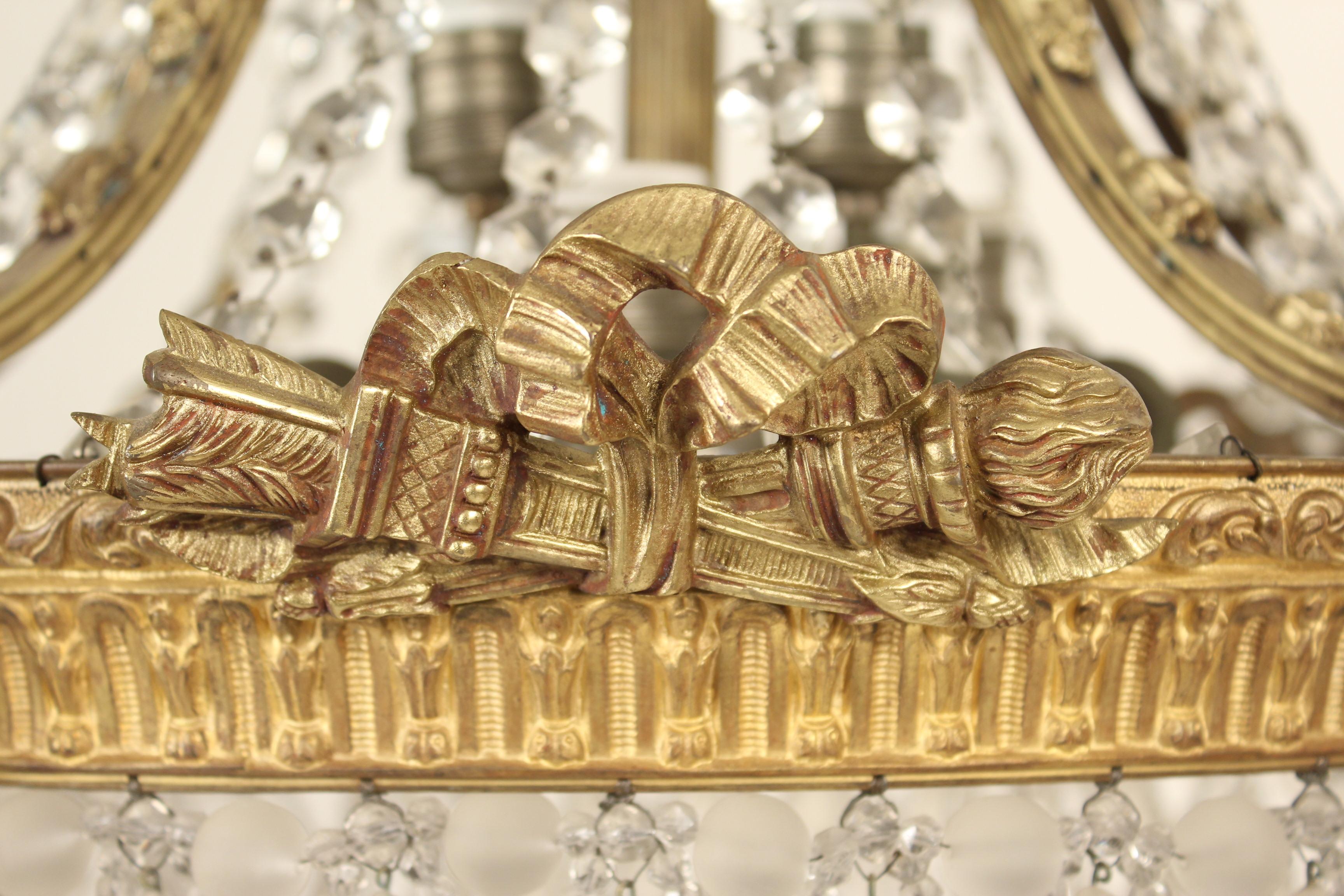 Araña de Bronce Dorado y Cristal de Estilo Neoclásico en Bueno estado para la venta en Laguna Beach, CA