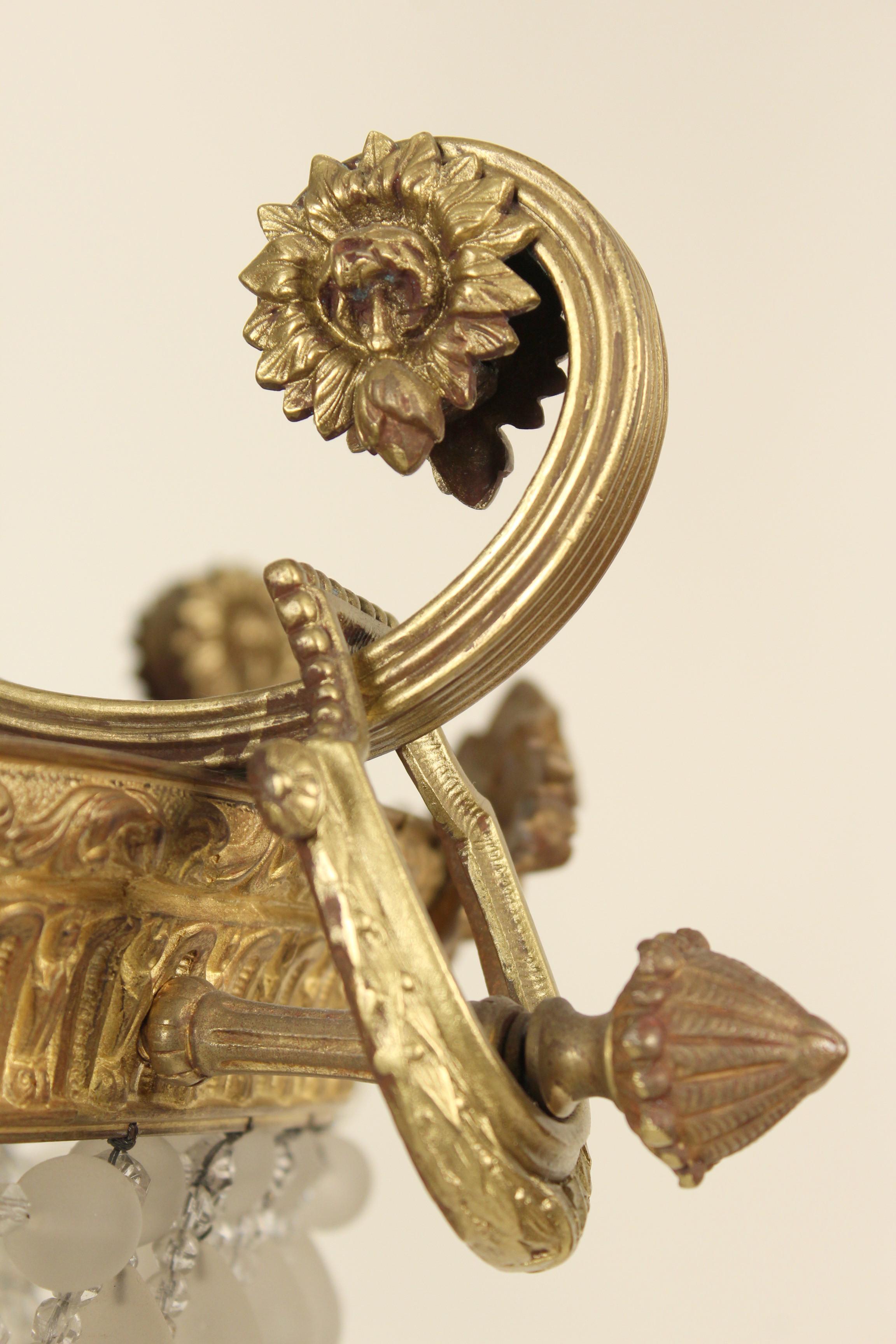 Kronleuchter aus vergoldeter Bronze und Kristall im neoklassischen Stil im Zustand „Gut“ im Angebot in Laguna Beach, CA
