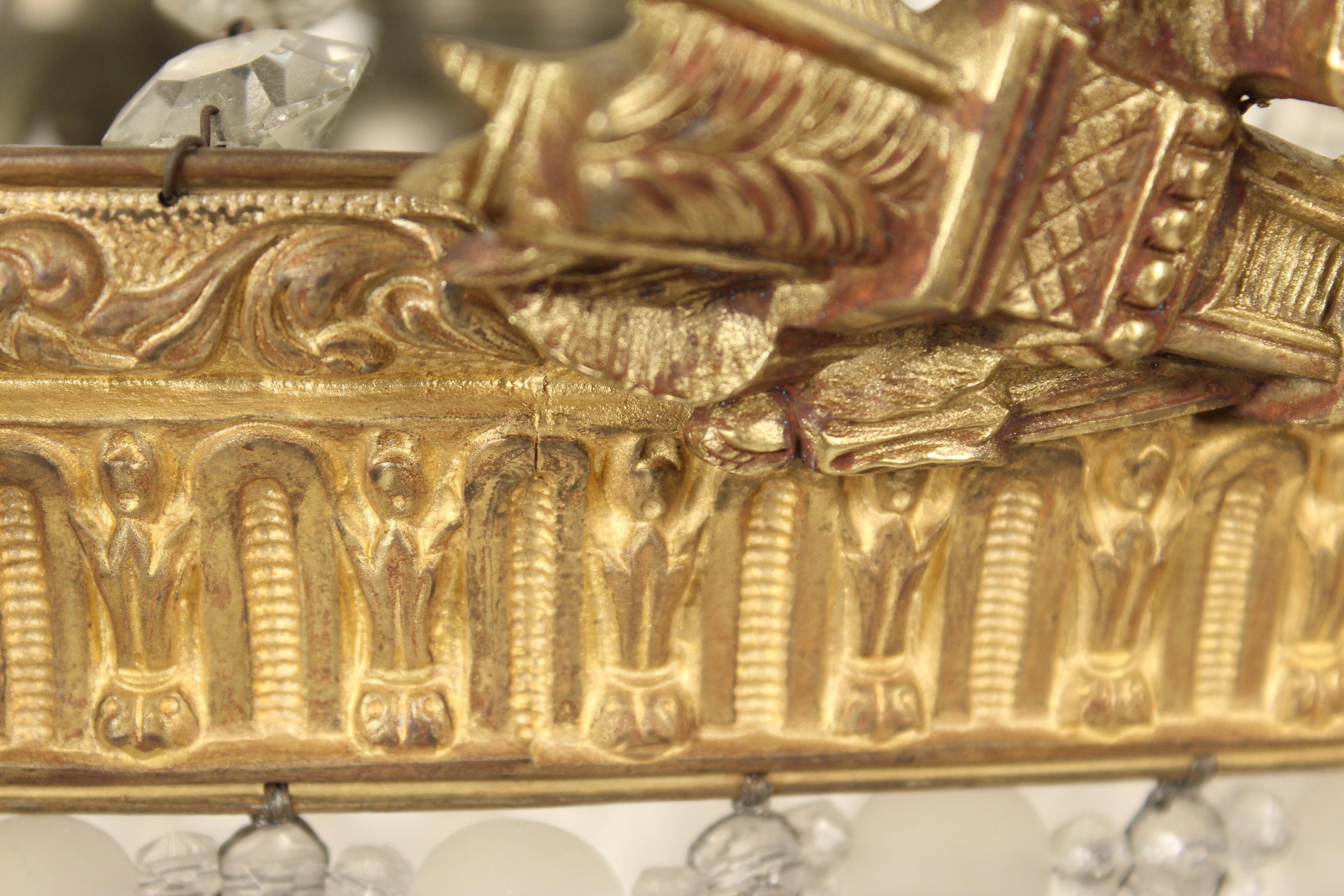 Kronleuchter aus vergoldeter Bronze und Kristall im neoklassischen Stil (Mitte des 20. Jahrhunderts) im Angebot