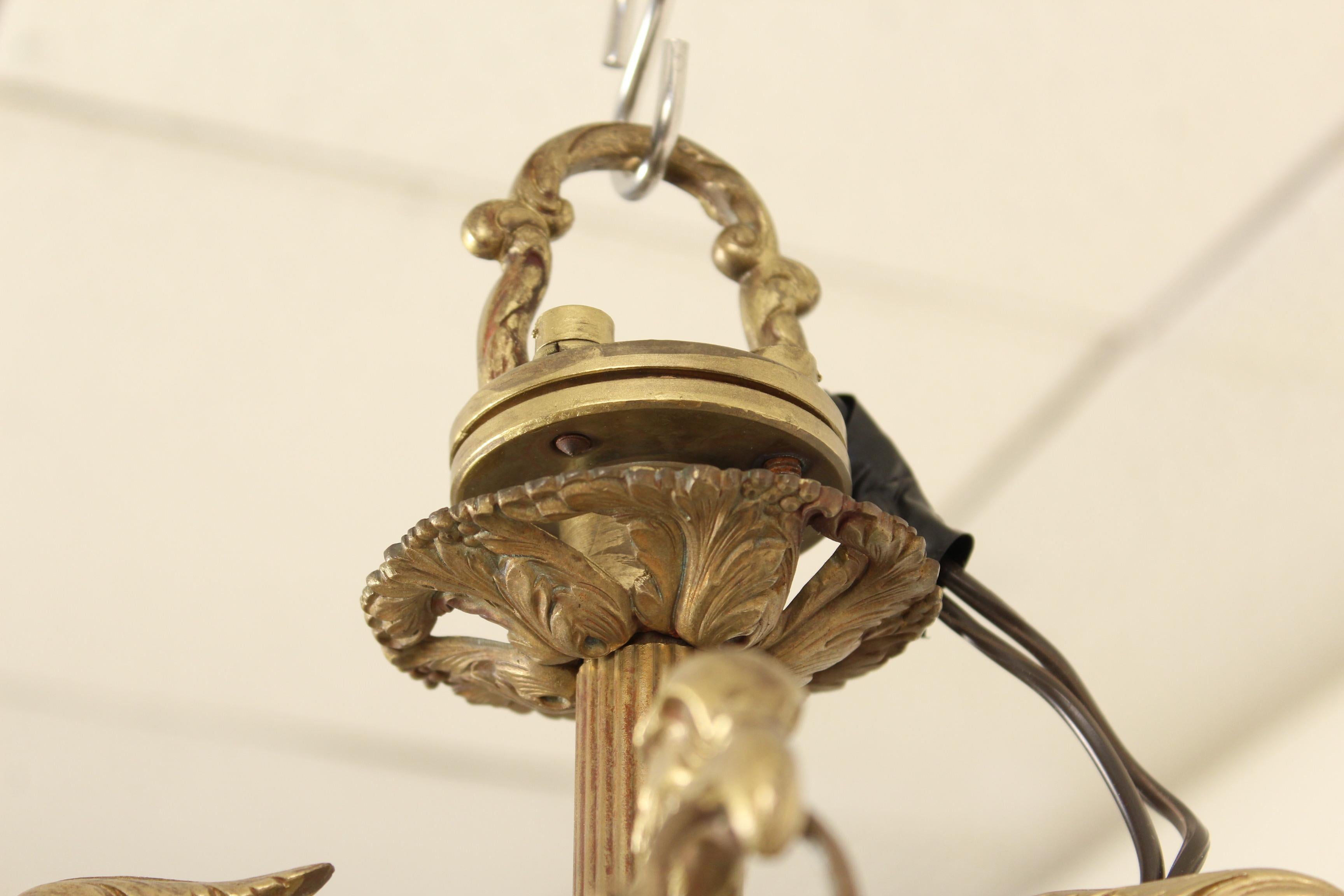 Lustre de Style néoclassique en Bronze Doré et Cristal en vente 3