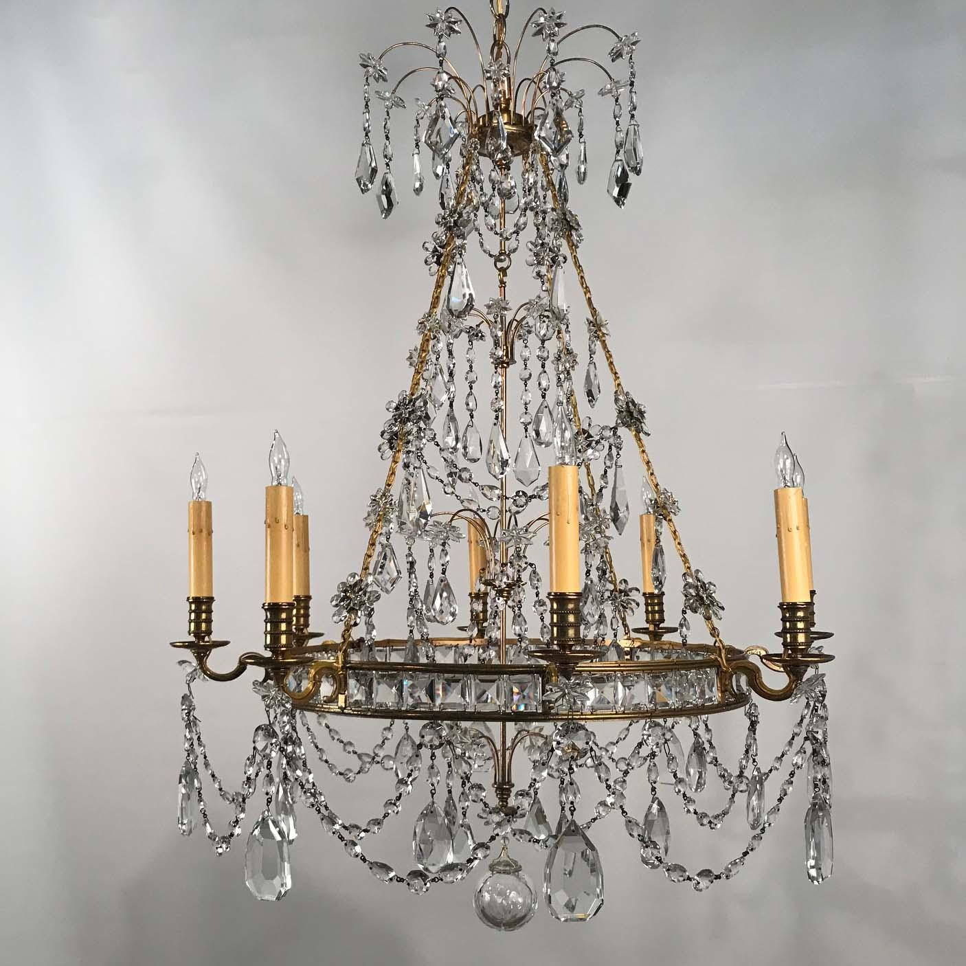 Lustre baltique de style néoclassique en bronze doré en vente 3