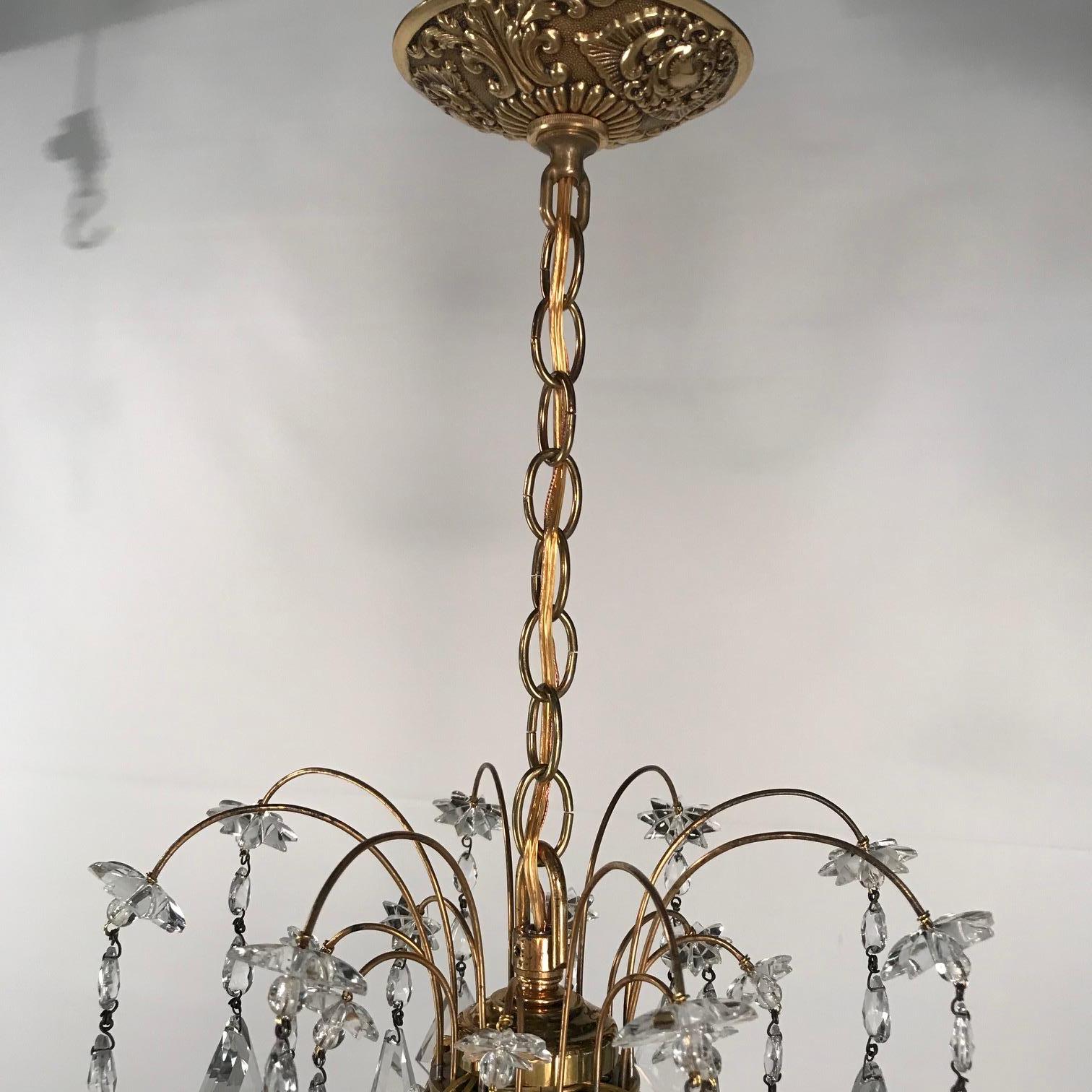 Lustre baltique de style néoclassique en bronze doré en vente 1