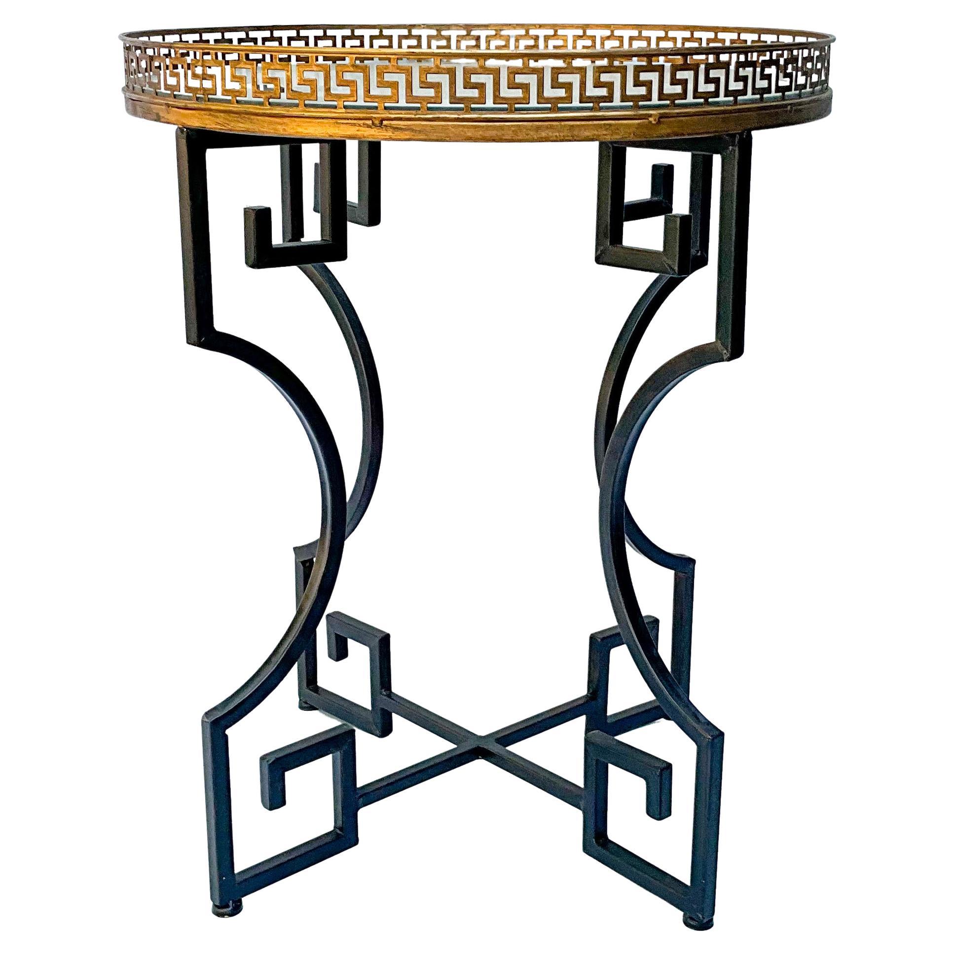 Table d'appoint / à boissons / de canapé en verre avec clé grecque et plateau en laiton, de style néoclassique