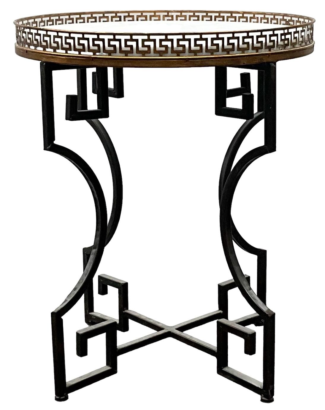 Bonita mesa auxiliar de estilo neoclásico con tablero de mármol blanco pulido rodeado de una galería de latón. La base es una especie de metal fundido negro. La pieza está en muy buen estado.