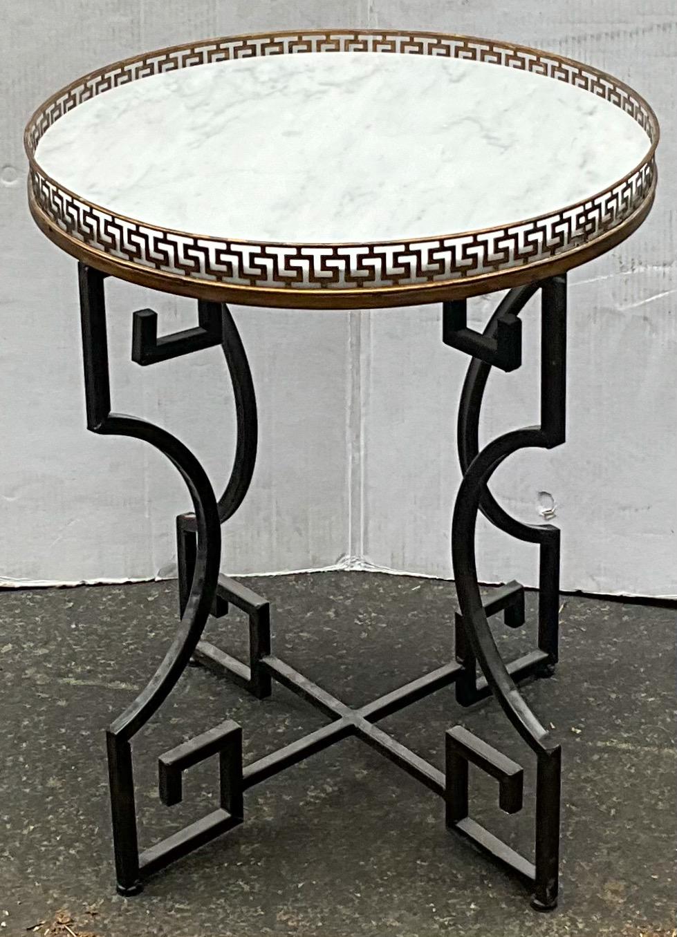 Mesa auxiliar / de bebidas / de sofá de estilo neoclásico con tapa de mármol de llave griega y latón Neoclásico en venta