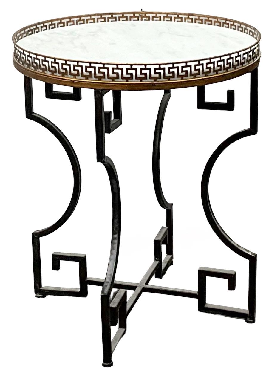 Mesa auxiliar / de bebidas / de sofá de estilo neoclásico con tapa de mármol de llave griega y latón Estadounidense en venta